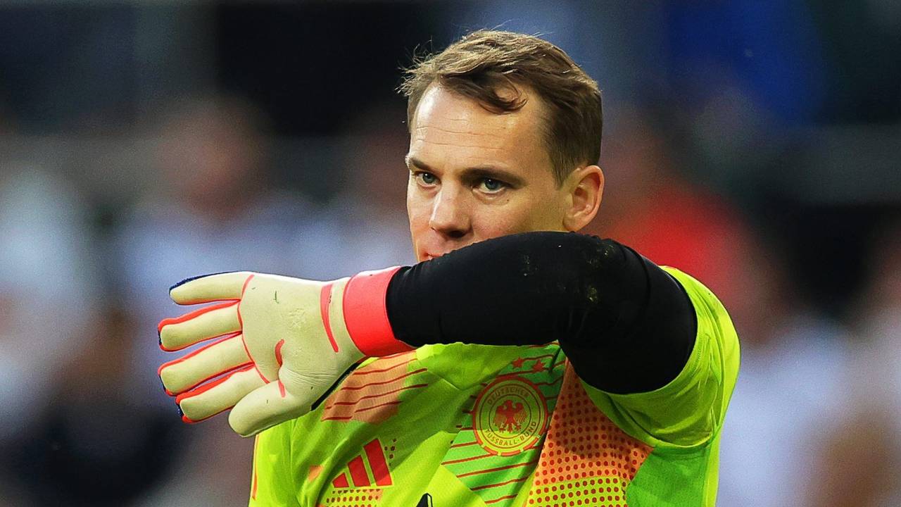 Deutschlands Torhüter Manuel Neuer reagiert.