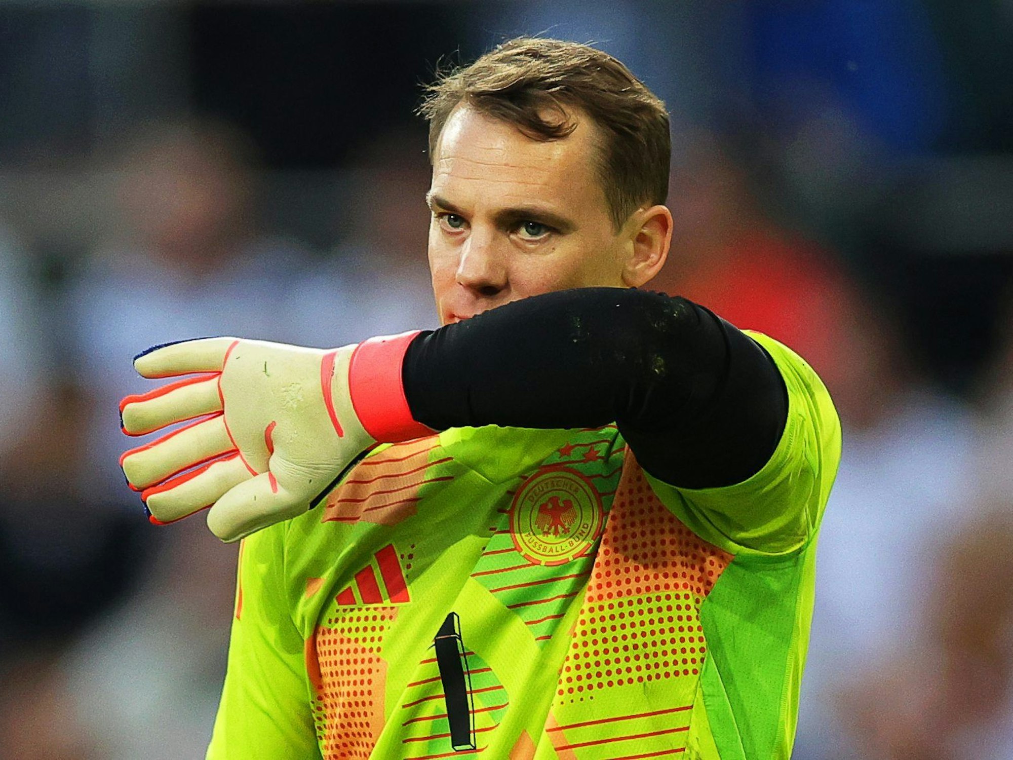 Deutschlands Torhüter Manuel Neuer reagiert.