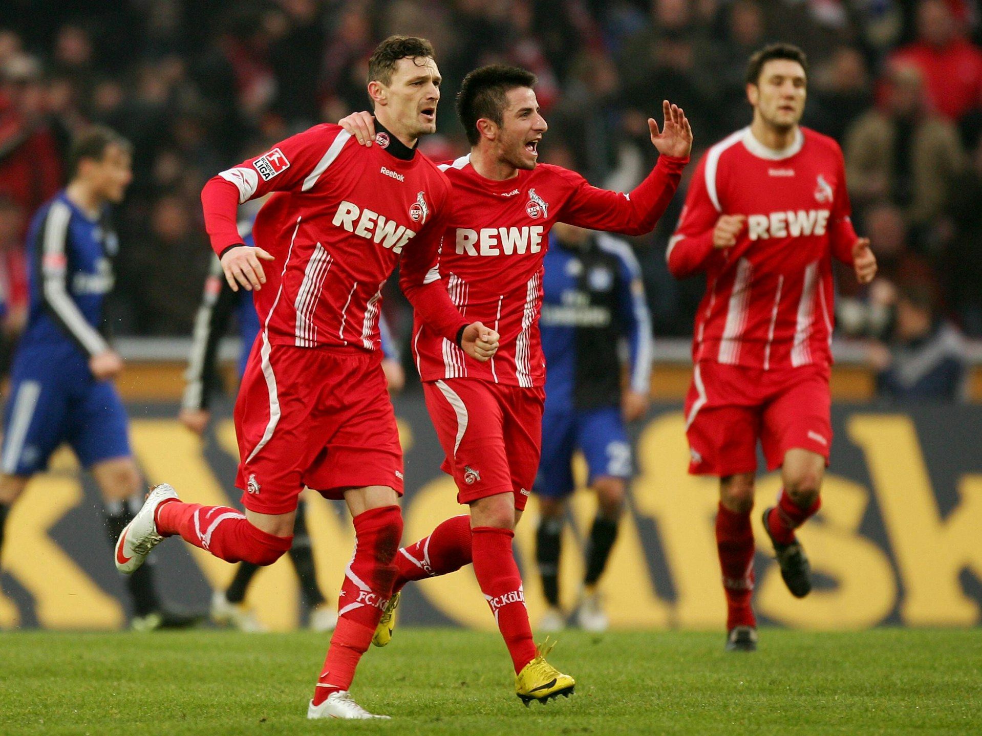 Ex-FC-Profi Zoran Tosic jubelt gemeinsam mit Stürmer Milivoje Novakovic über ein Tor.