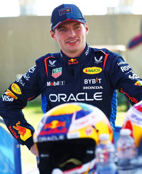 Max Verstappen lächelt.