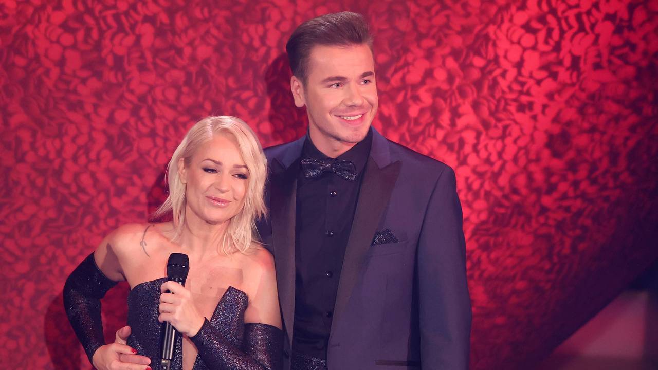 Sänger Eric Philippi und Sängerin Michelle während der ARD Fernsehshow Das Adventsfest der 100.000 Lichter am 02.12.2023 in Suhl.