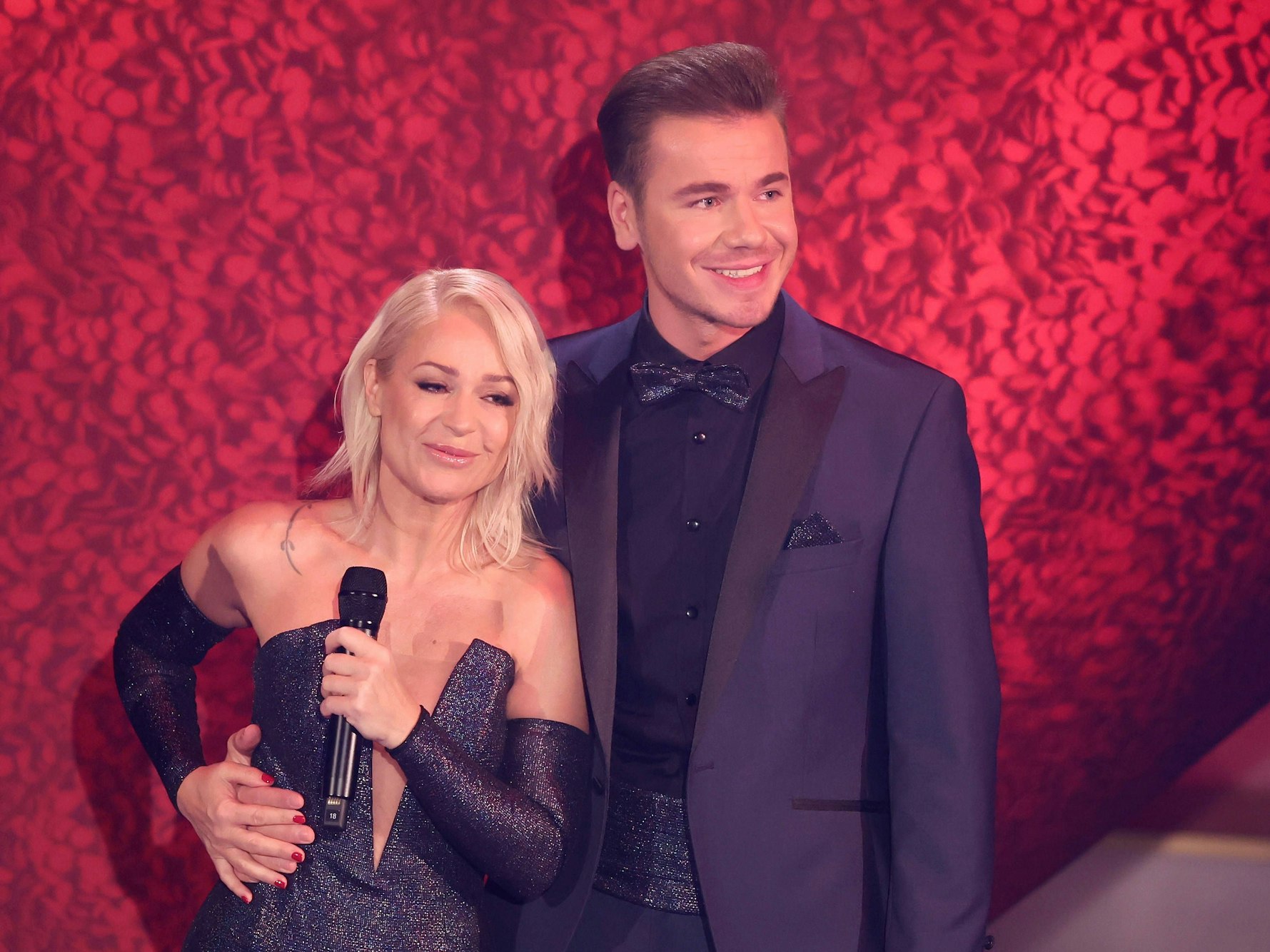 Sänger Eric Philippi und Sängerin Michelle während der ARD Fernsehshow Das Adventsfest der 100.000 Lichter am 02.12.2023 in Suhl.