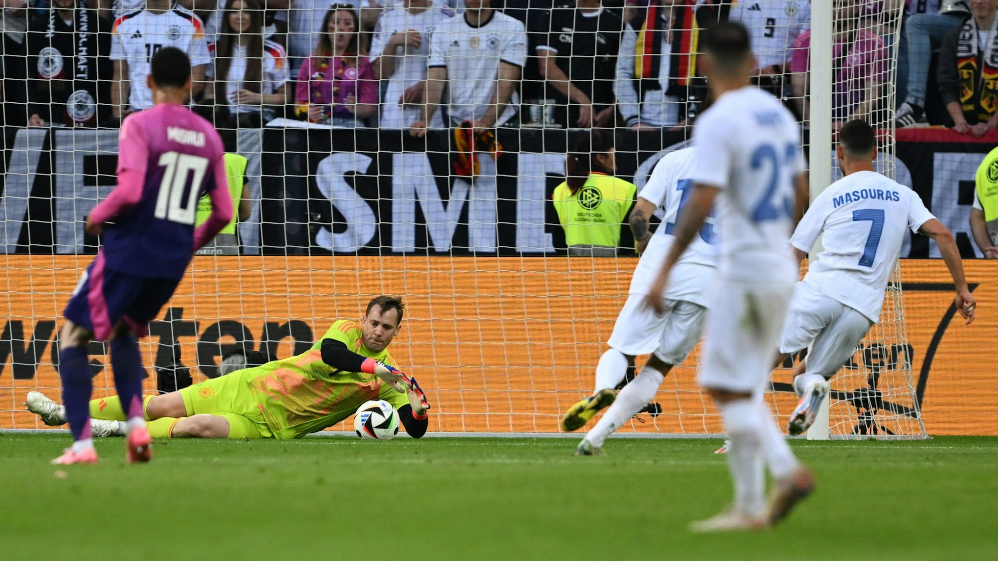 Griechenlands Giorgos Masouras (r) erzielt gegen Deutschlands Torhüter Manuel Neuer das Tor zum 0:1.