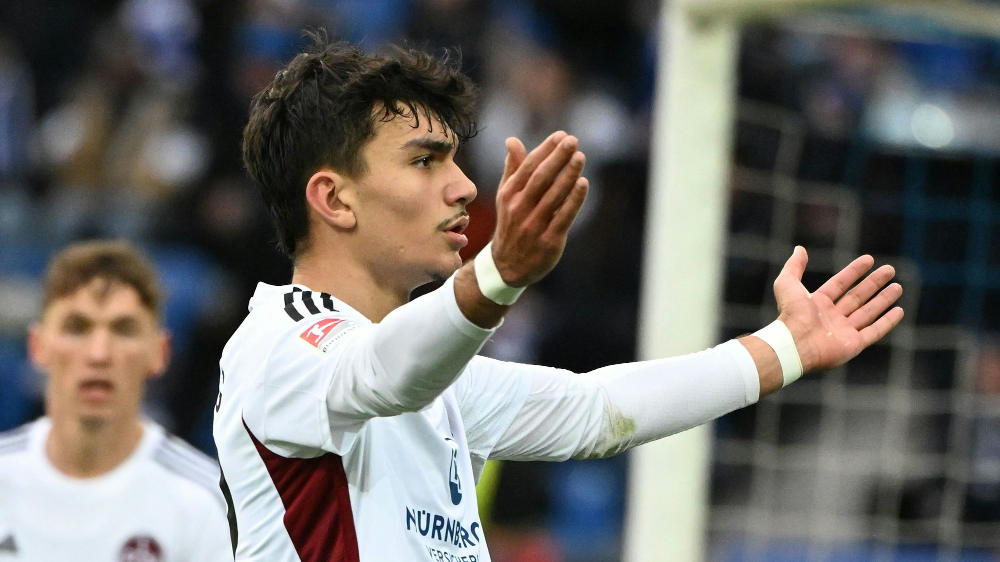 Der Nürnberger Can Uzun bejubelt seinen Treffer zum 1:1.