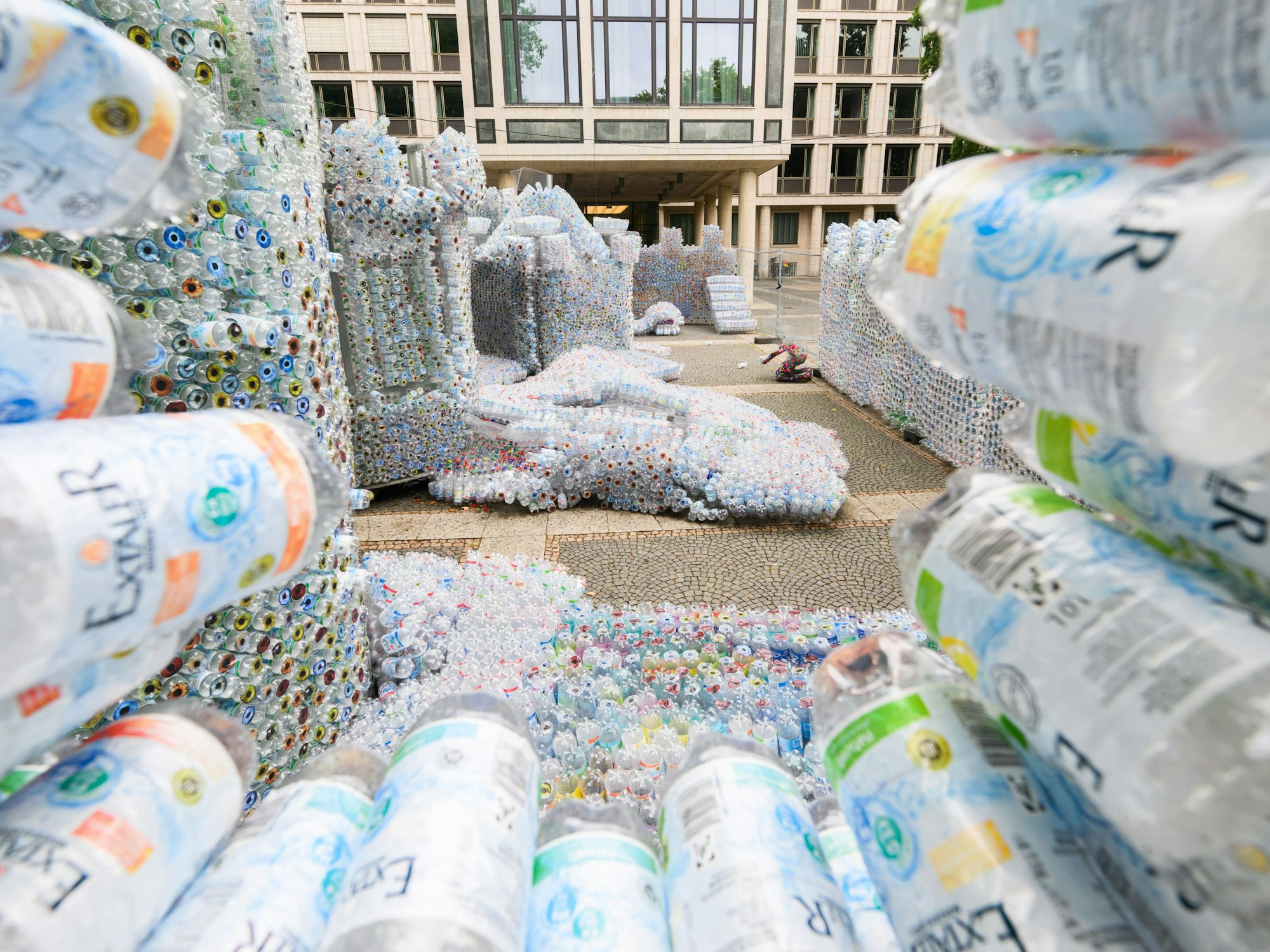 Ein Hof gefüllt mit einer Vielzahl von Pfandflaschen