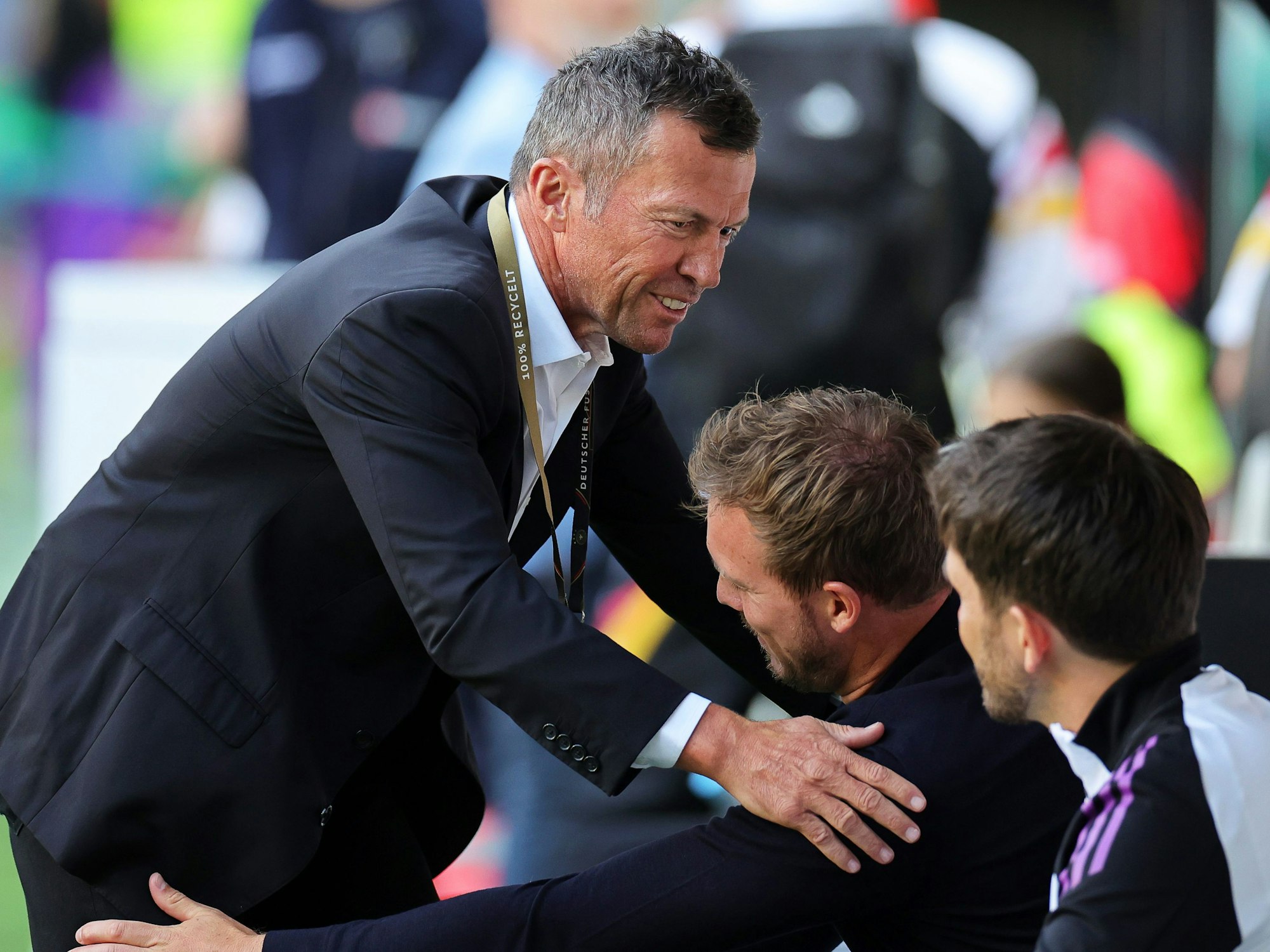 Lothar Matthäus (l), ehemaliger Nationalspieler, und Bundestrainer Julian Nagelsmann (M) begrüßen sich vor dem Spiel.