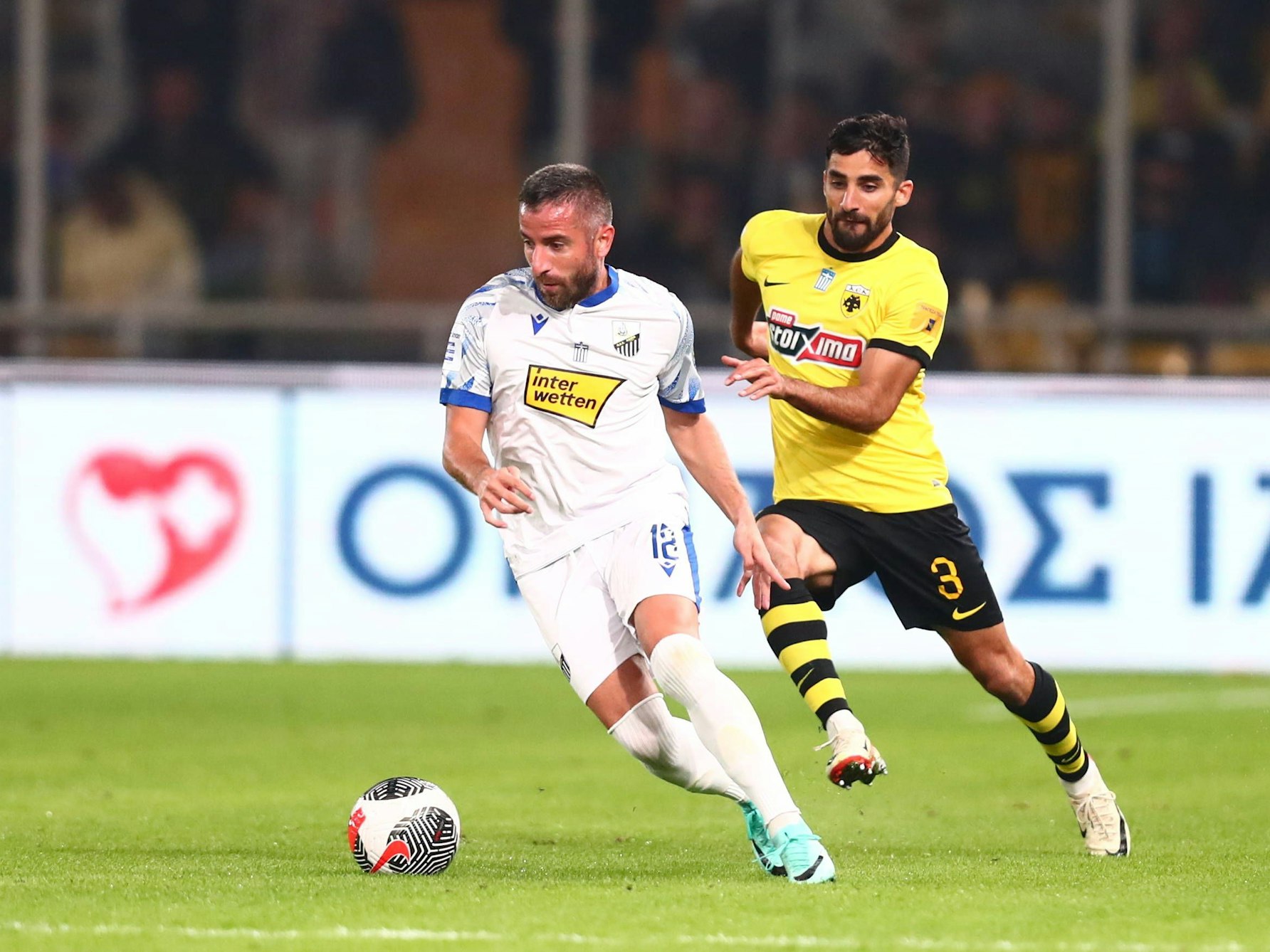Ex-FC-Profi Zoran Tosic (l.) bei seinem aktuellen Verein PAS Lamia im Spiel gegen AEK Athen am 12. November 2023.