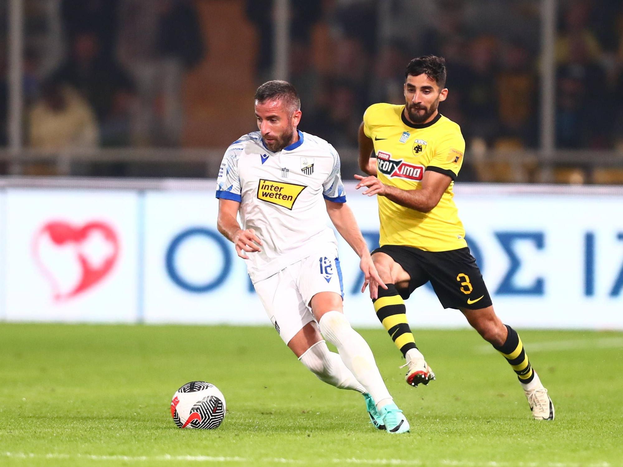 Ex-FC-Profi Zoran Tosic (l.) bei seinem aktuellen Verein PAS Lamia im Spiel gegen AEK Athen am 12. November 2023.
