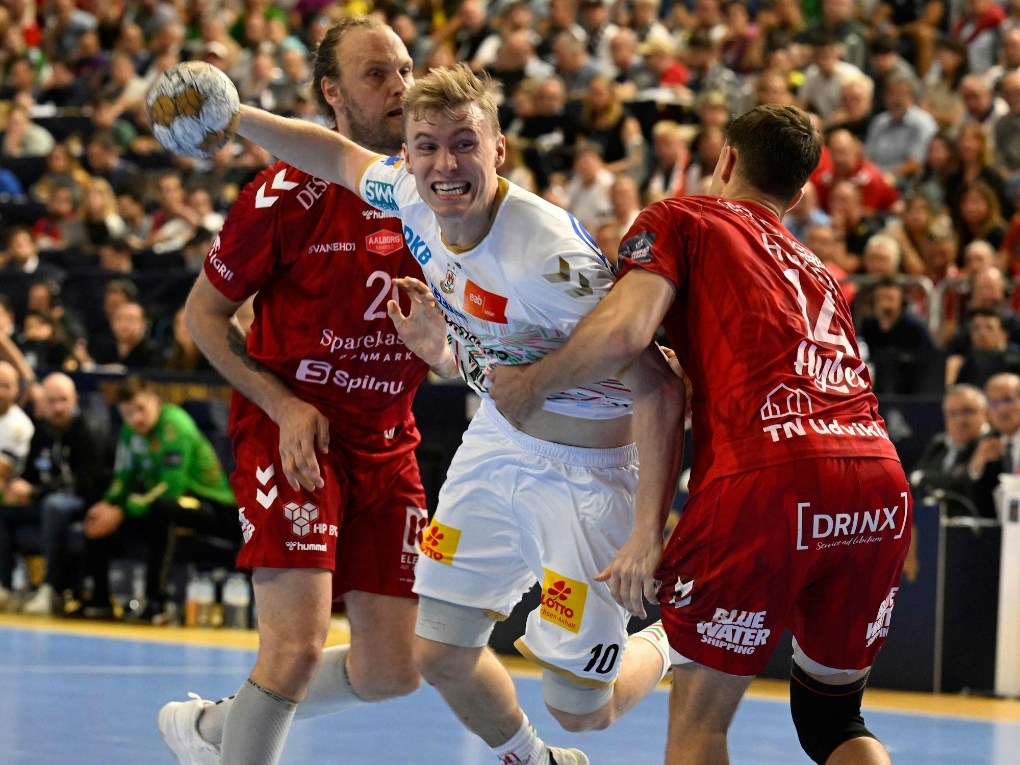 Magdeburgs Gisli Kristjansson im Zweikampf.