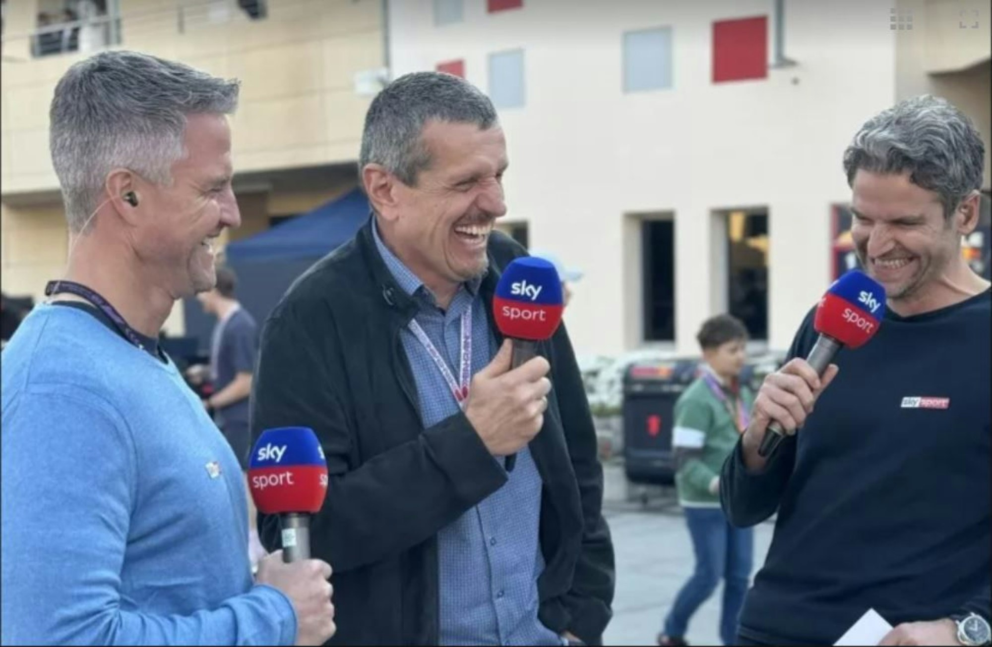 Beim WM-Start in Bahrain begruben sie das Kriegsbeil: Sky-Experte Ralf Schumacher mit RTL-Kollege Günther Steiner und Sky-Moderator Peter Hardenacke (v.l.).