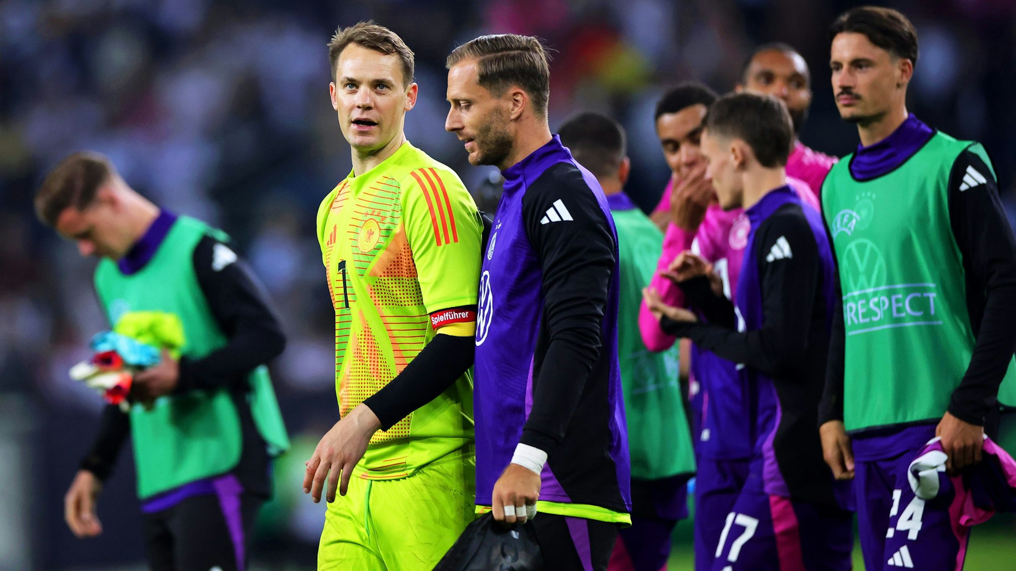 Deutschlands Torhüter Manuel Neuer (2.v.l.) und Oliver Baumann (M) reagieren.
