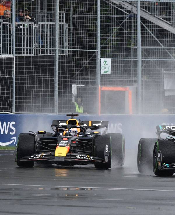 Mercedes-Pilot George Russell führt Red Bull Racing-Pilot Max Verstappen und McLaren-Pilot Lando Norris durch die erste Kurve.