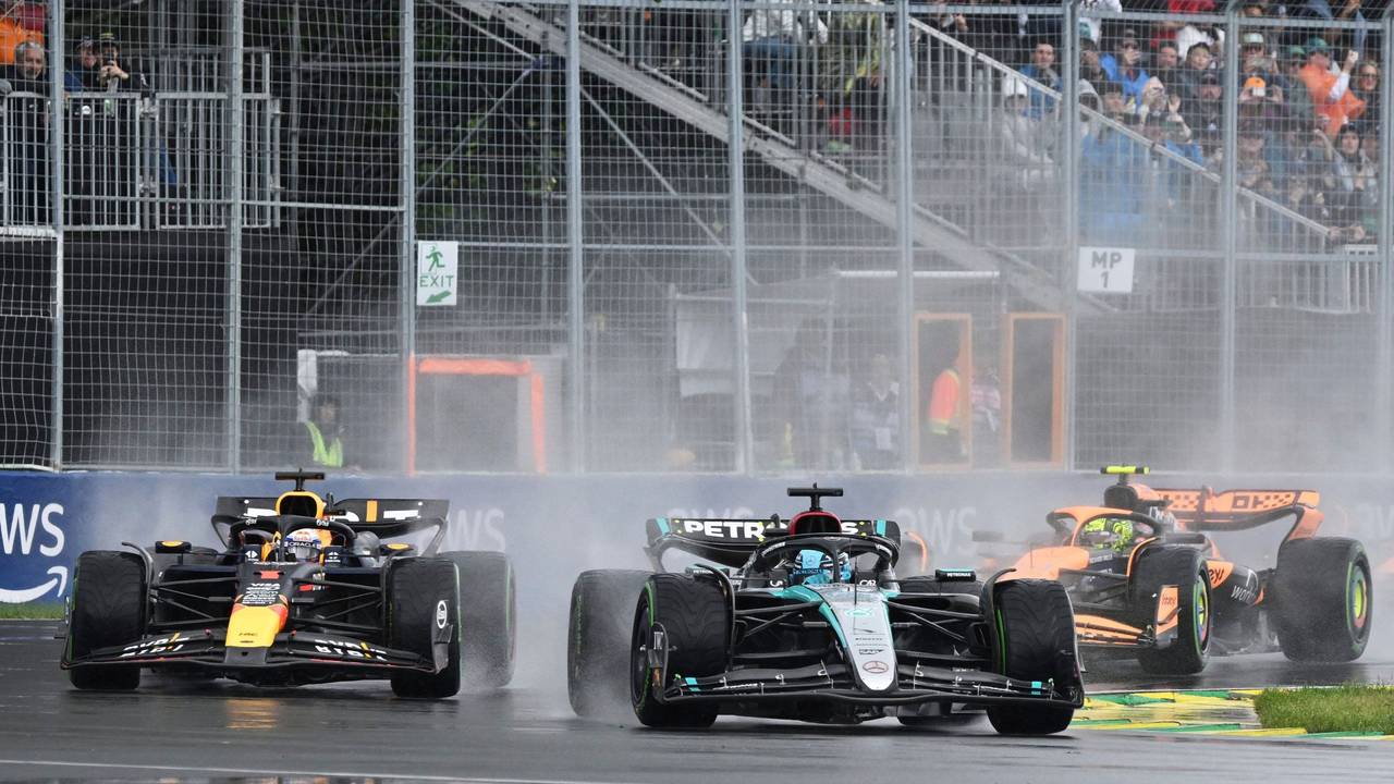 Mercedes-Pilot George Russell führt Red Bull Racing-Pilot Max Verstappen und McLaren-Pilot Lando Norris durch die erste Kurve.