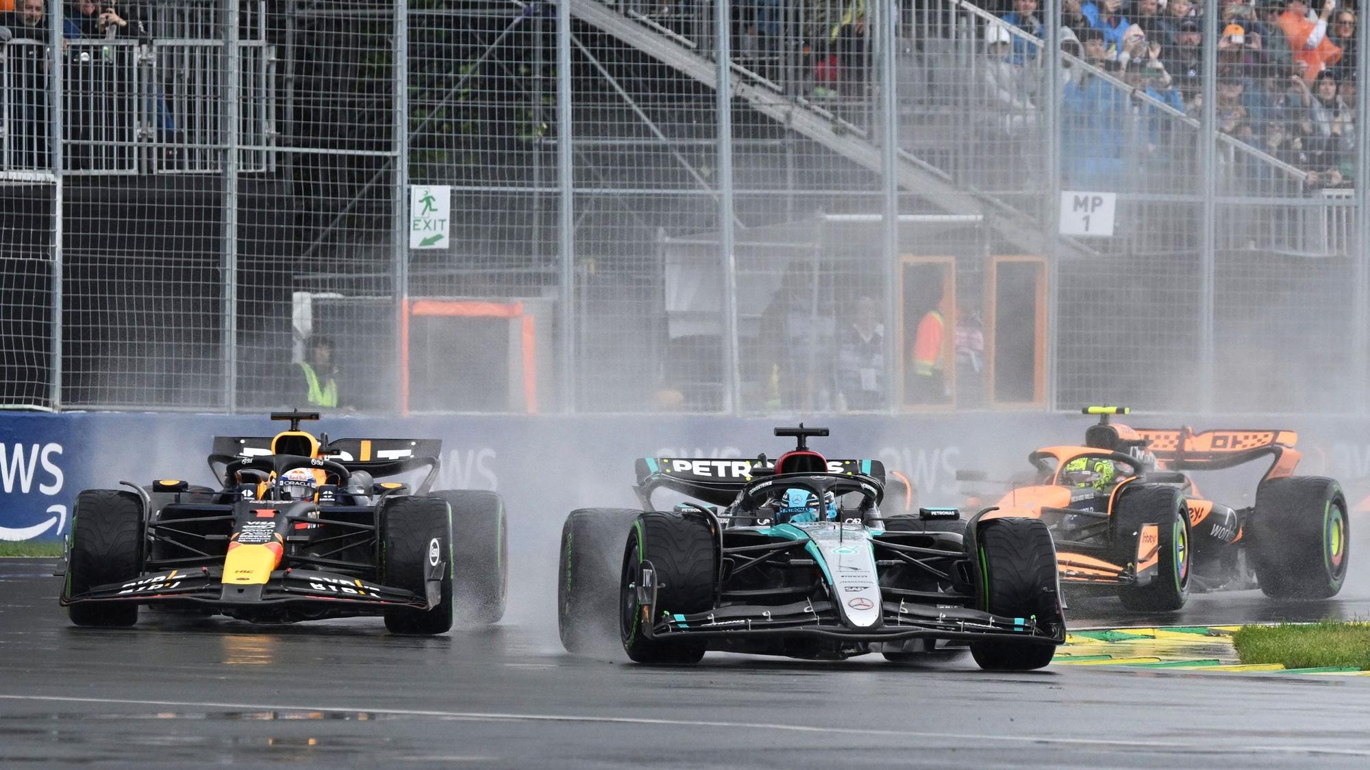 Mercedes-Pilot George Russell führt Red Bull Racing-Pilot Max Verstappen und McLaren-Pilot Lando Norris durch die erste Kurve.