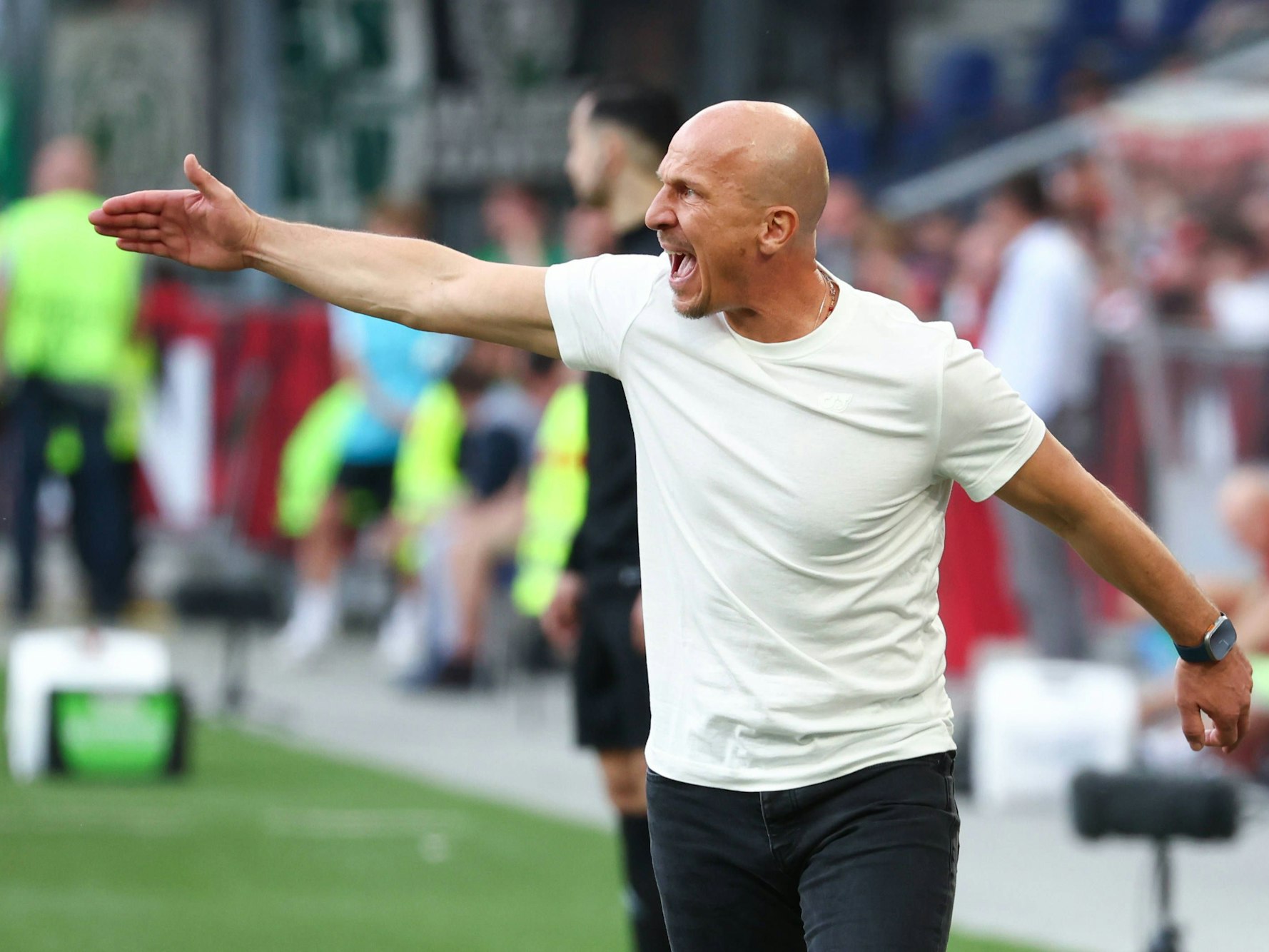 Gerhard Struber gestikuliert an der Seitenlinie.