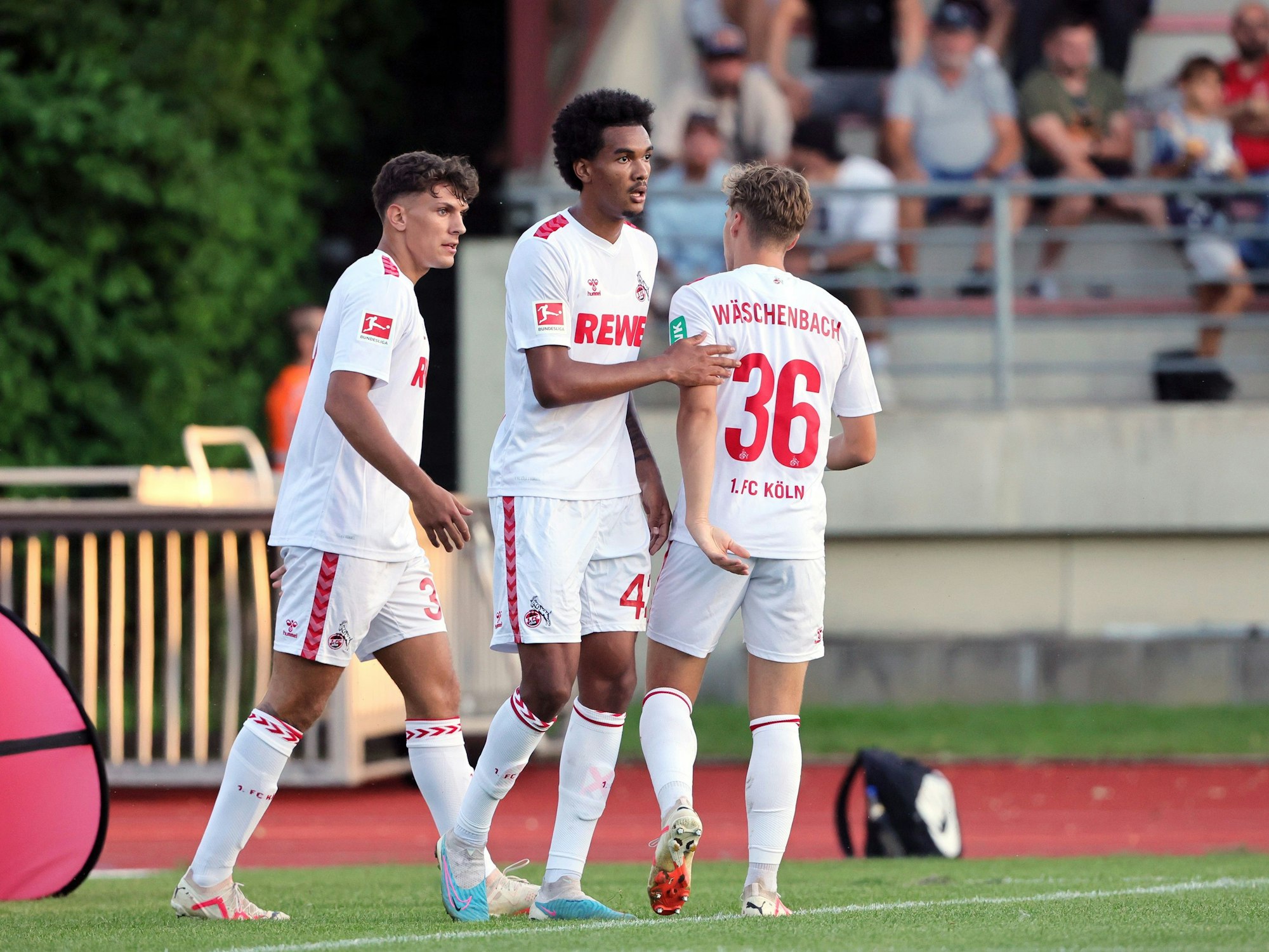 Testspiel in Bergisch Gladbach: Julian Pauli, Damion Downs, Meiko Wäschenbach (1. FC Köln).