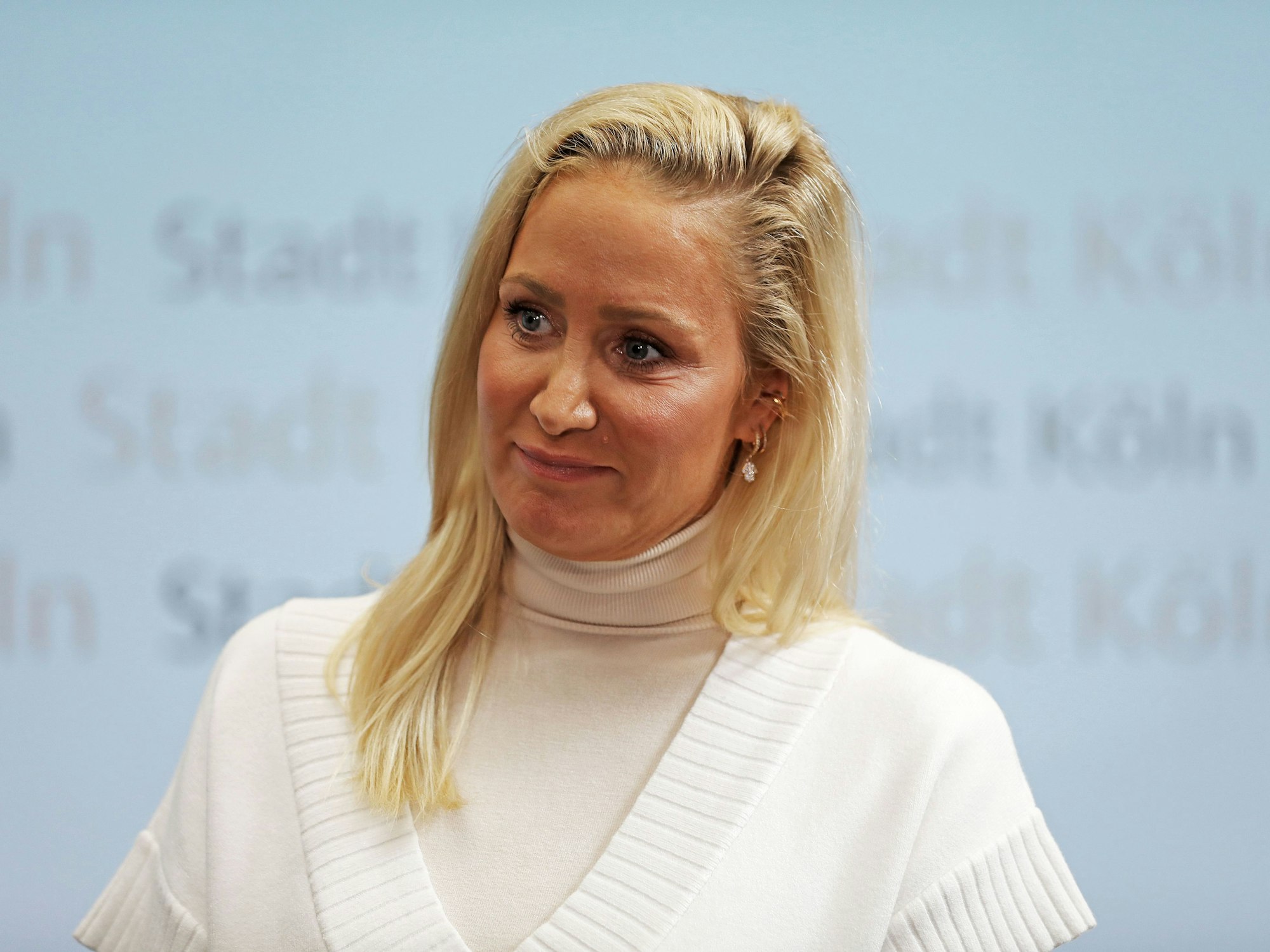 Janine Kunze, Schauspielerin und Moderatorin aus Köln, spricht auf einer Pressekonferenz zum Karnevalsauftakt.