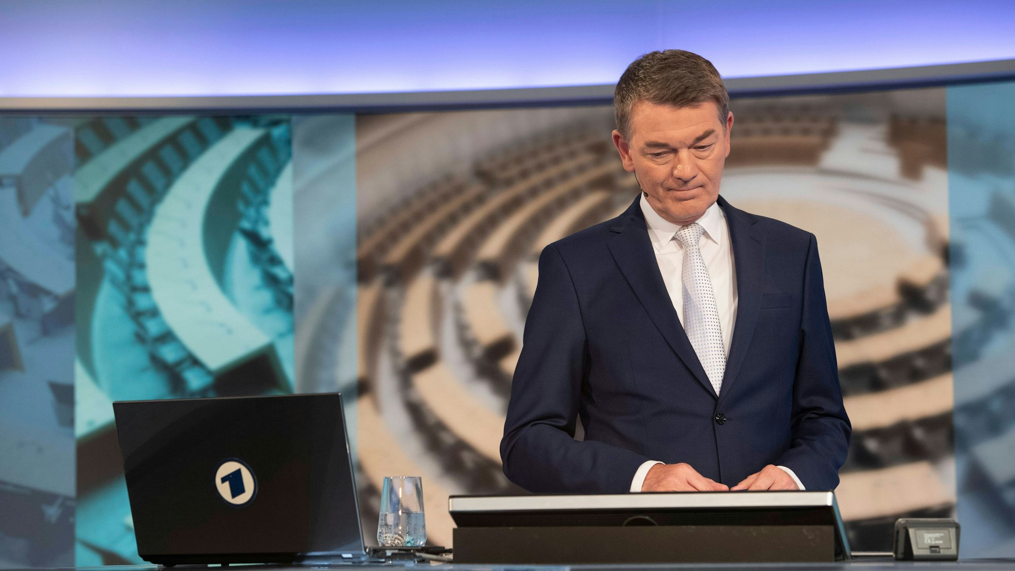 Joerg SCHOENENBORN, Schönenborn, ARD, Moderator, Hochrechnungen und Statements im Landtag Duesseldorf, Landtagswahl in Nordrhein-Westfalen NRW, am 15.05.2022 in Duesseldorf/ Deutschland. *** Joerg SCHOENENBORN, Schönenborn, ARD, presenter, projections and statements in the state parliament Duesseldorf, state election in North Rhine Westphalia NRW, on 15 05 2022 in Duesseldorf Germany