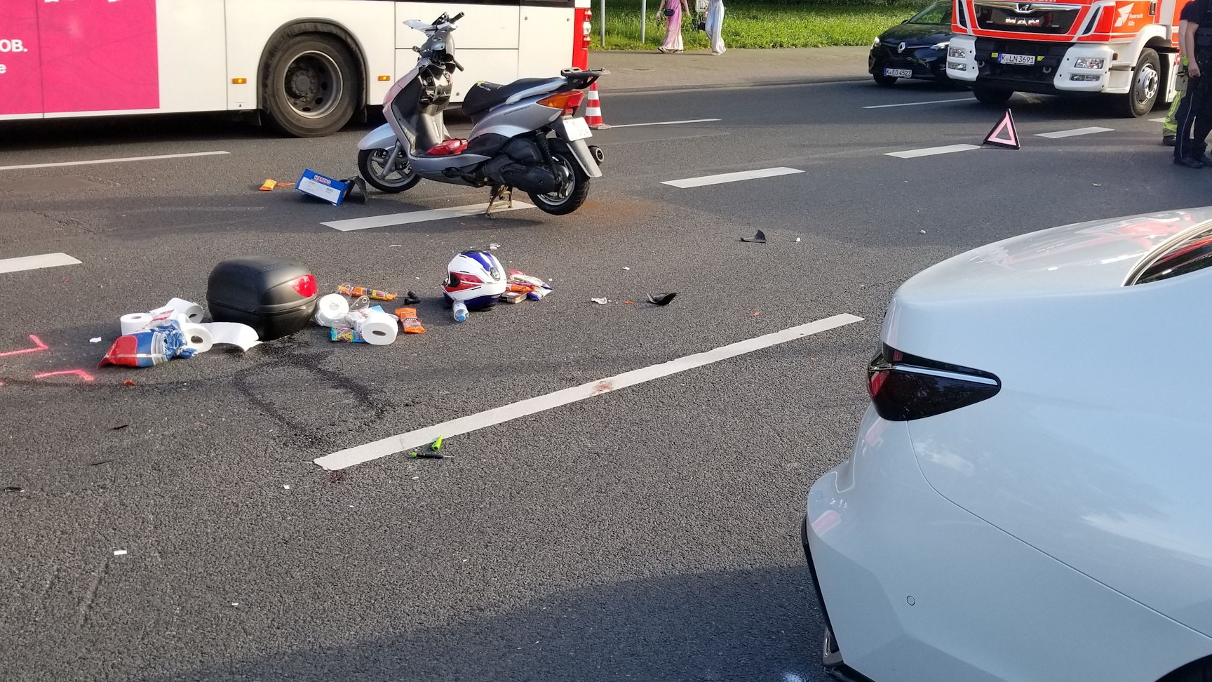 Eine Unfallstelle auf der Friedrich-Karl-Straße in Köln-Niehl