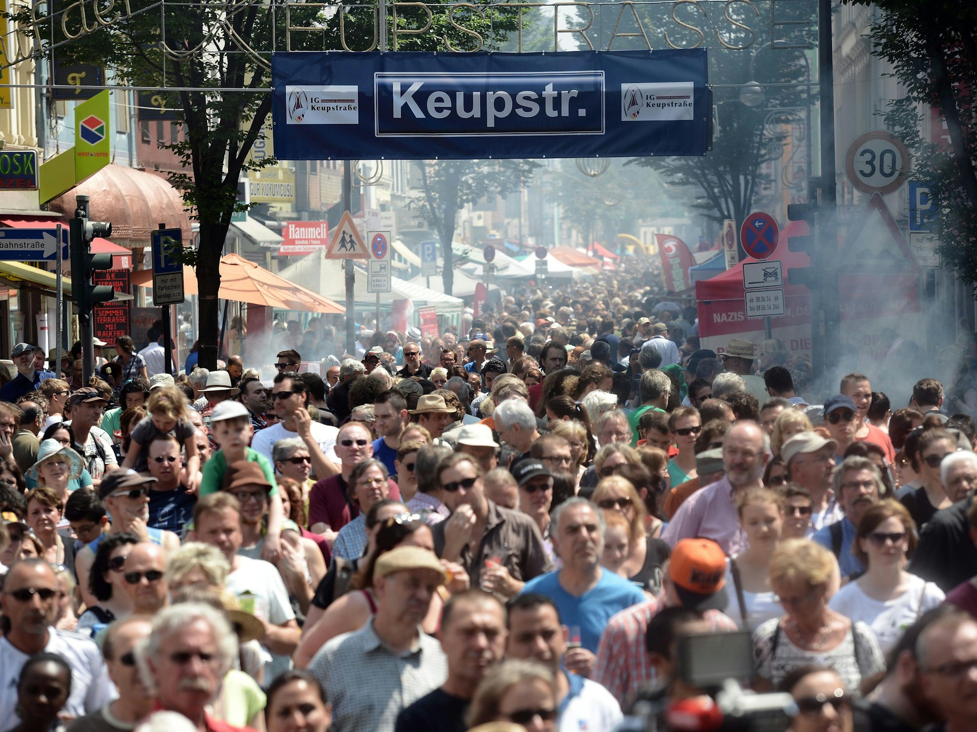 Tausenden Menschen drängen beim Kulturfest „Birlikte“ zum Gedenken an den vermutlich von der NSU vor zehn Jahren verübten Nagelbombenanschlag in Köln durch die Keupstraße.