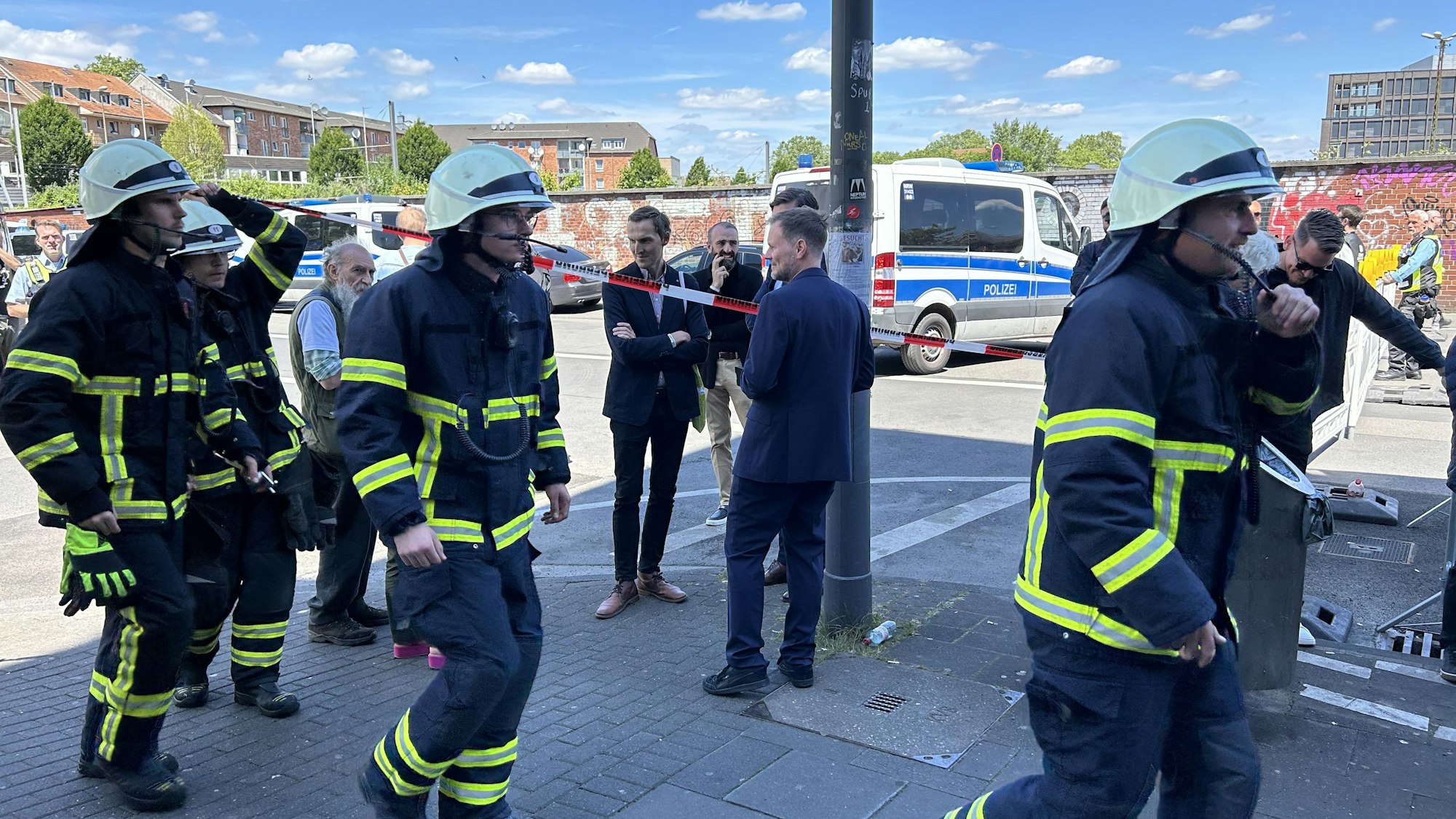 Einsatzkräfte der Kölner Berufsfeuerwehr im Bereich der Keupstraße.