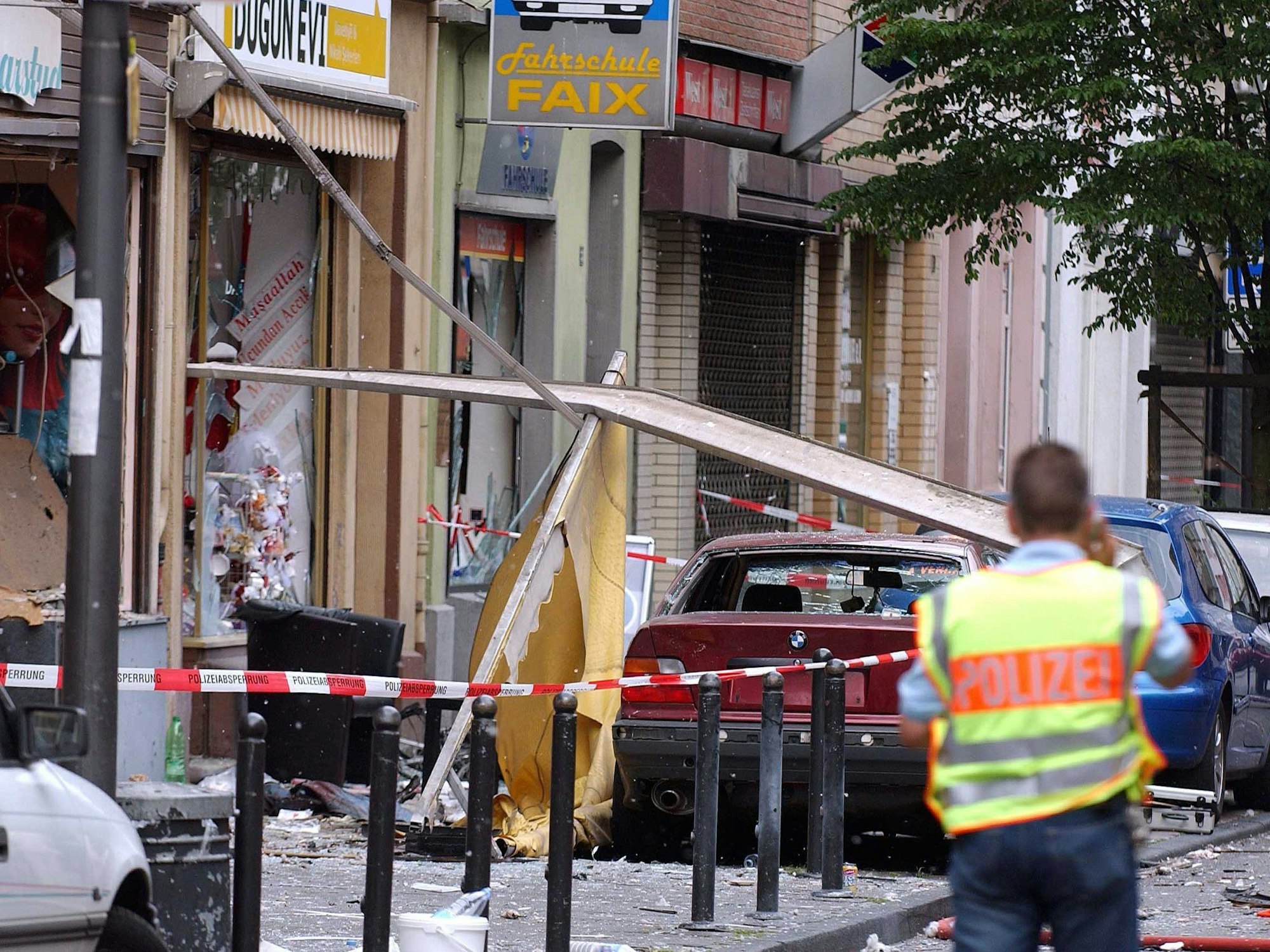 Das Foto vom 9. Juni 2004 zeigt die Zerstörung kurz nach dem Anschlag auf der Keupstraße.