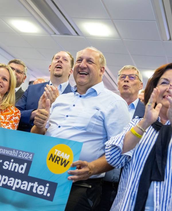 In der Landesgeschäftsstelle der CDU in Düsseldorf jubeln Anhängerinnen und Anhänger der CDU bei der Wahlparty nach der Bekanntgabe der ersten Wahlprognose um 18 Uhr.