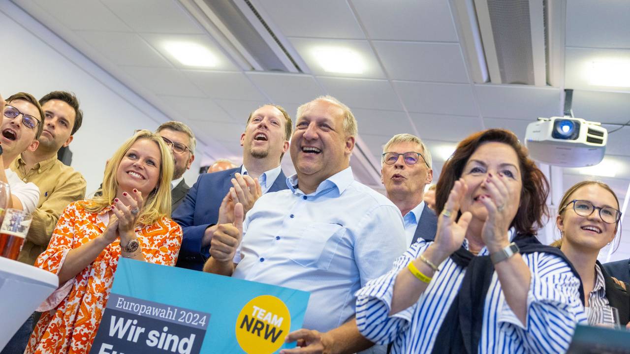 In der Landesgeschäftsstelle der CDU in Düsseldorf jubeln Anhängerinnen und Anhänger der CDU bei der Wahlparty nach der Bekanntgabe der ersten Wahlprognose um 18 Uhr.