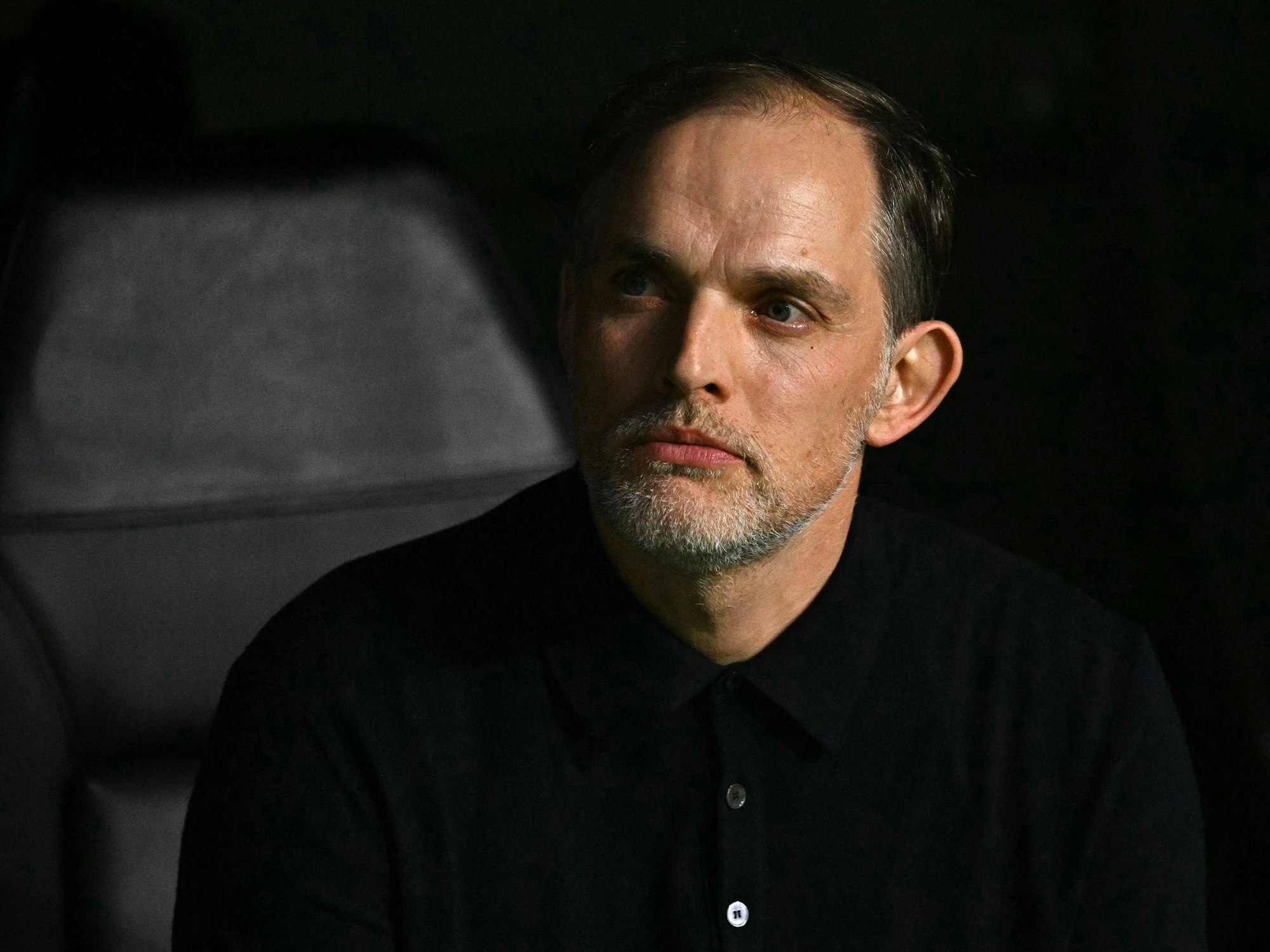 Thomas Tuchel sitzt auf der Trainerbank.