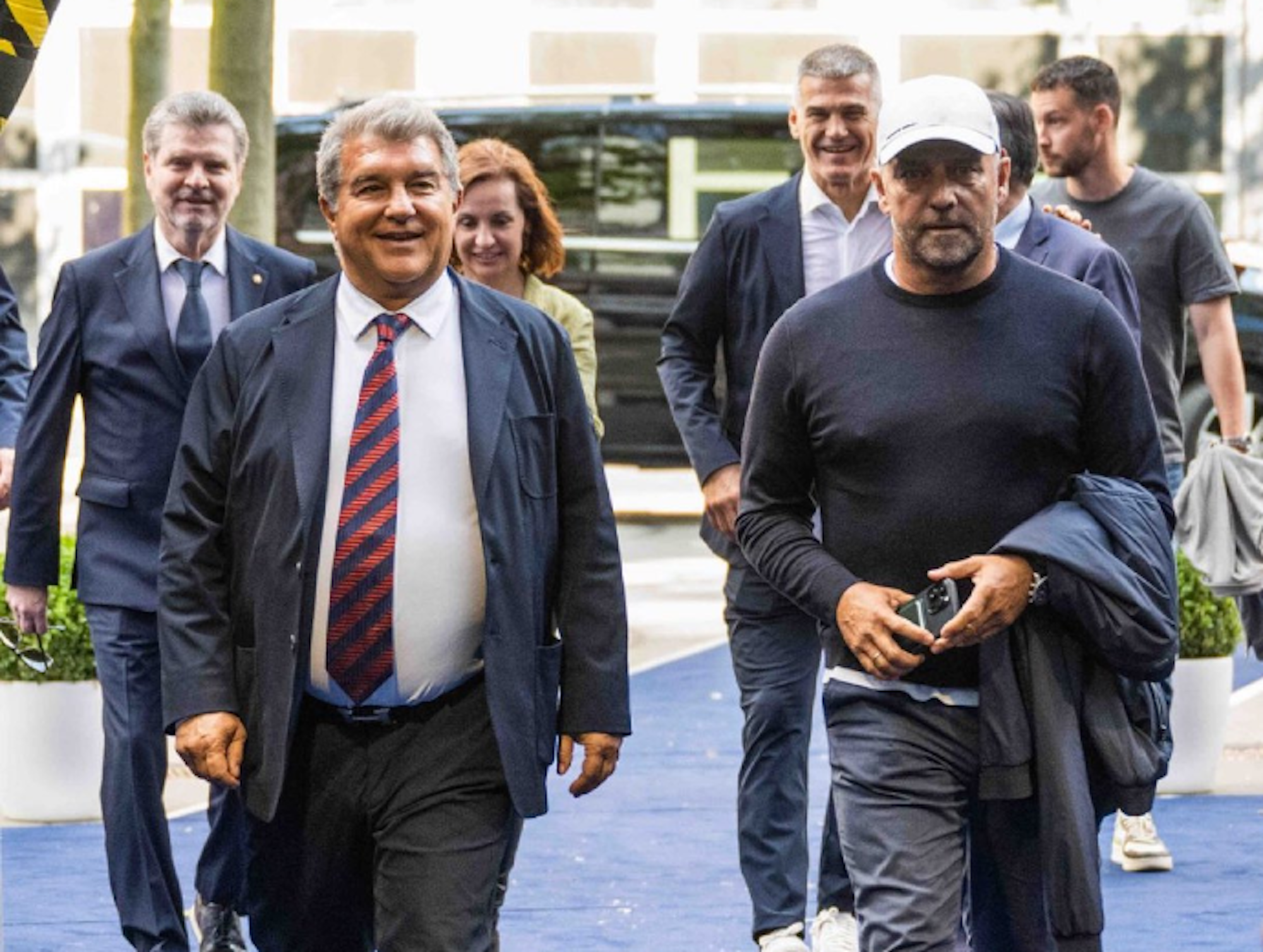 Barca-Coach Hansi Flick (r.) und Klub-Boss Joan Laporta kommen an der Lanxess-Arena an.