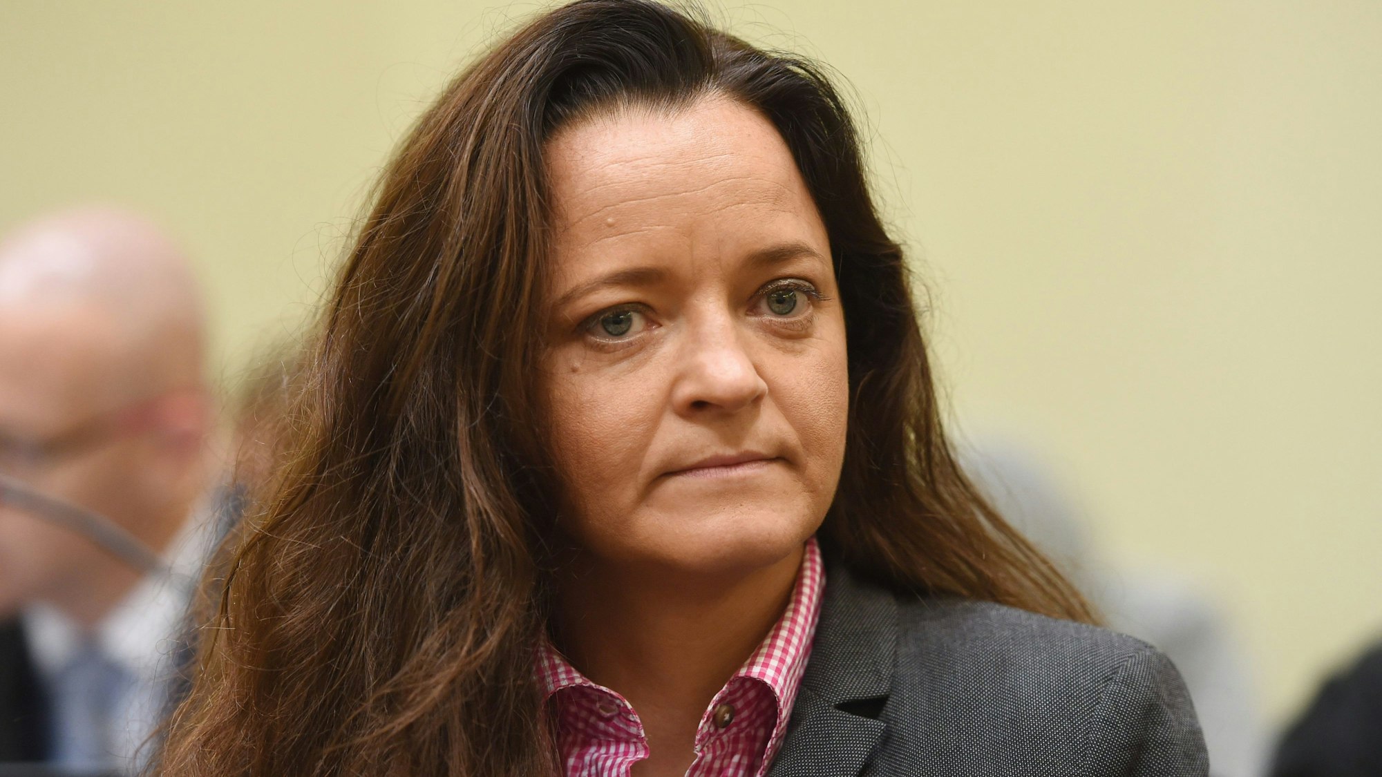 Die damals als Mittäterin bei den Verbrechen der rechtsextremen Terrorzelle „Nationalsozialistischer Untergrund“ (NSU) angeklagte Beate Zschäpe sitzt am 20. Juli 2016 im Gerichtssaal im Oberlandesgericht in München.
