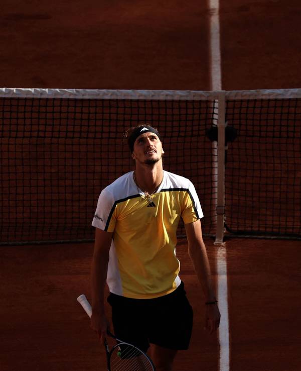 Alexander Zverev schaut enttäuscht nach oben.