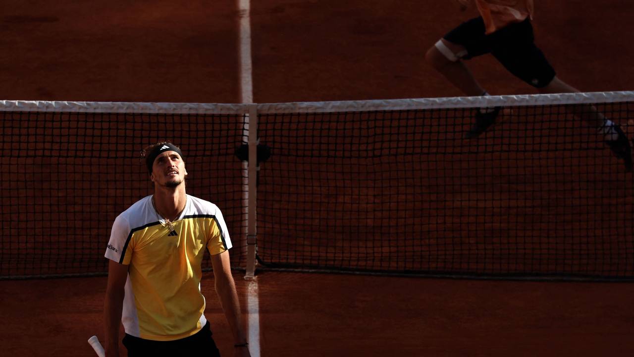 Alexander Zverev schaut enttäuscht nach oben.