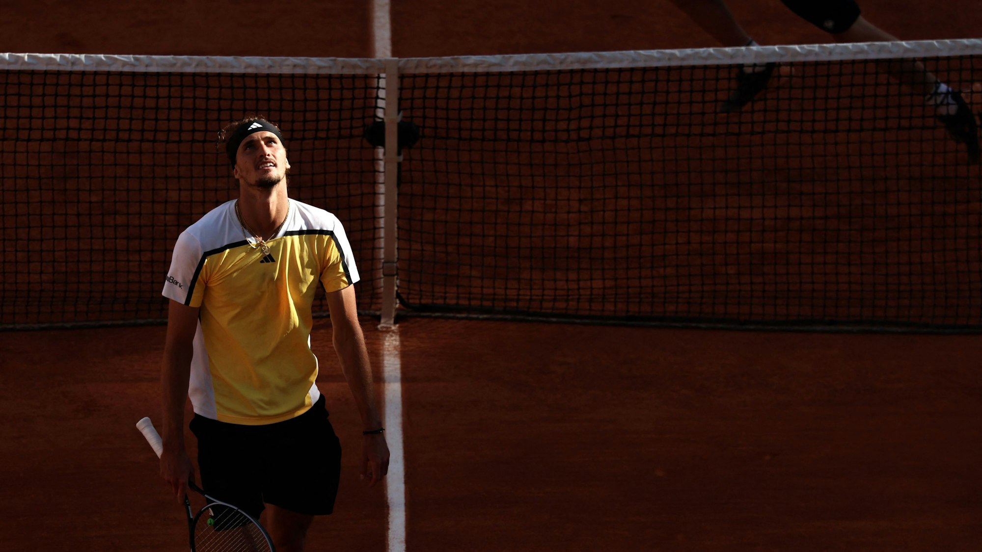 Alexander Zverev schaut enttäuscht nach oben.