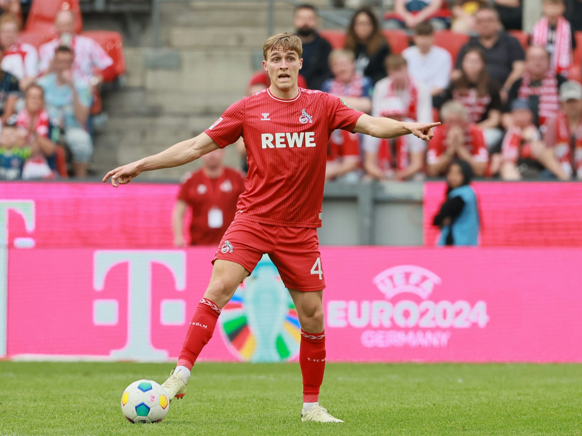 Timo Hübers führt den Ball.