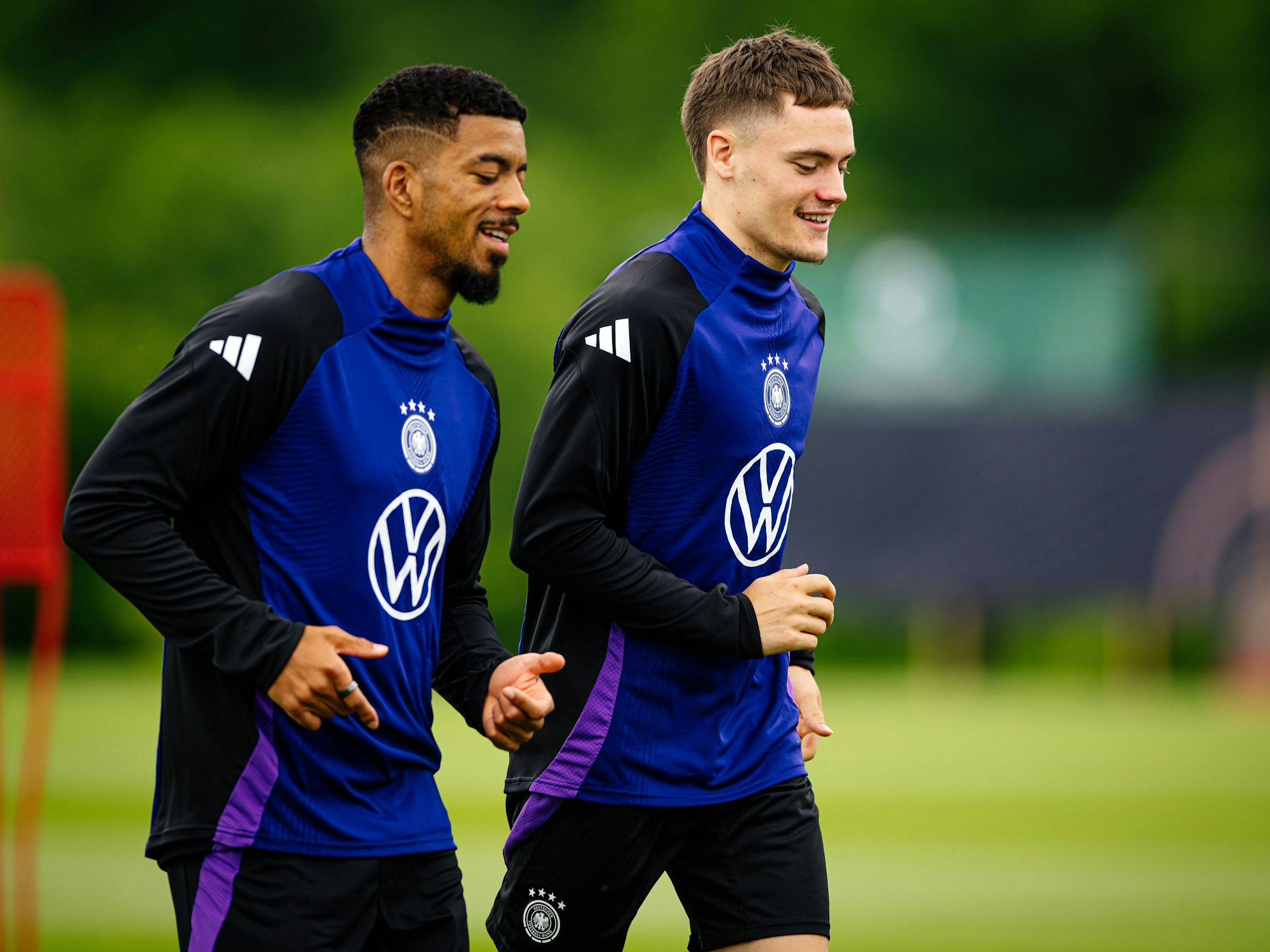 Benjamin Henrichs (l.) und Florian Wirtz mit guter Laune beim Training.