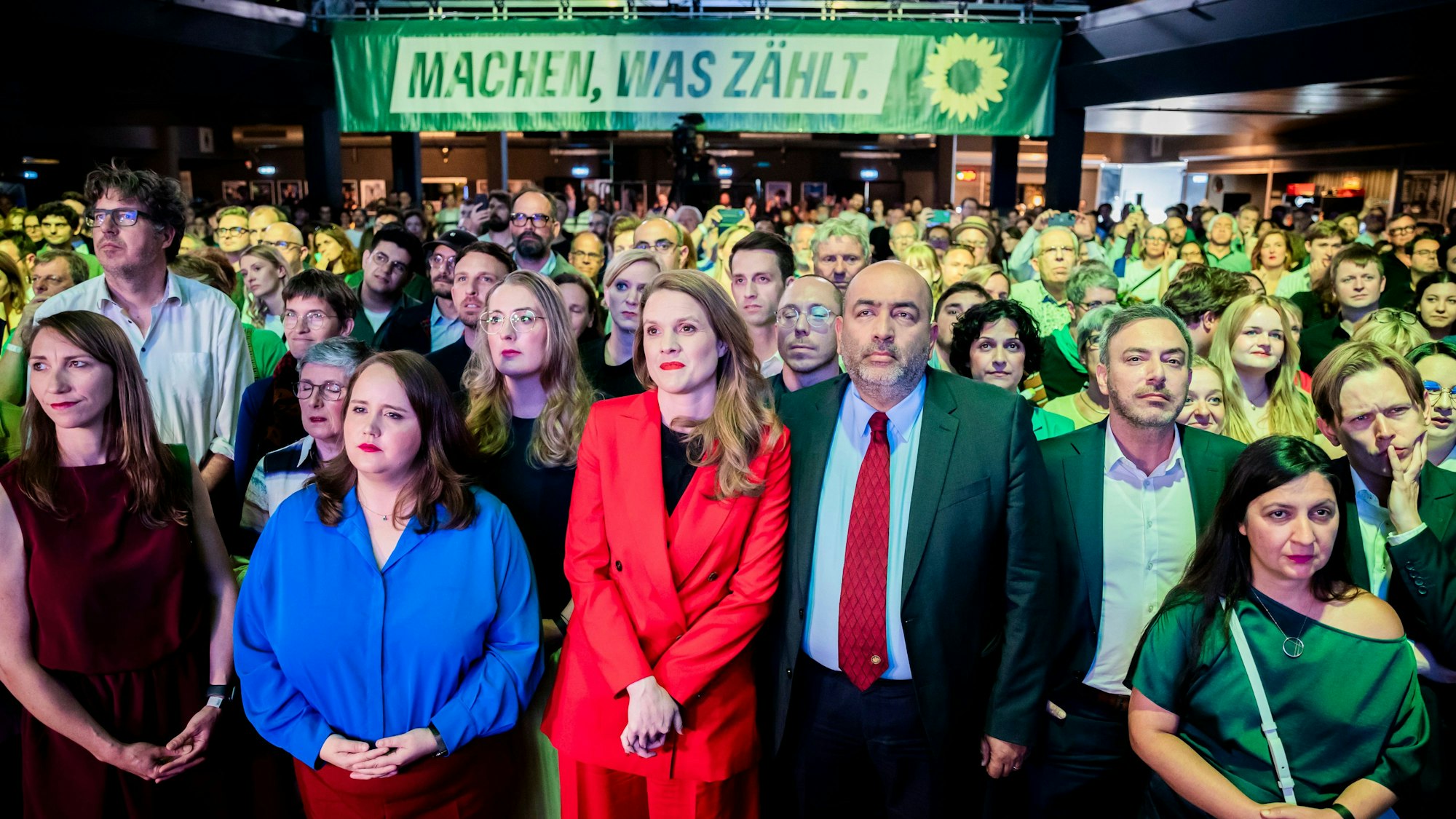 Lange Gesichter bei den Grünen in Berlin: Emily Büning (vorne, von links), Politische Bundesgeschäftsführerin, Bundesvorsitzende Ricarda Lang, Spitzenkandidatin Terry Reintke, Grünen-Chef Omid Nouripour und Spitzenkandidat Sergey Lagodinsky.