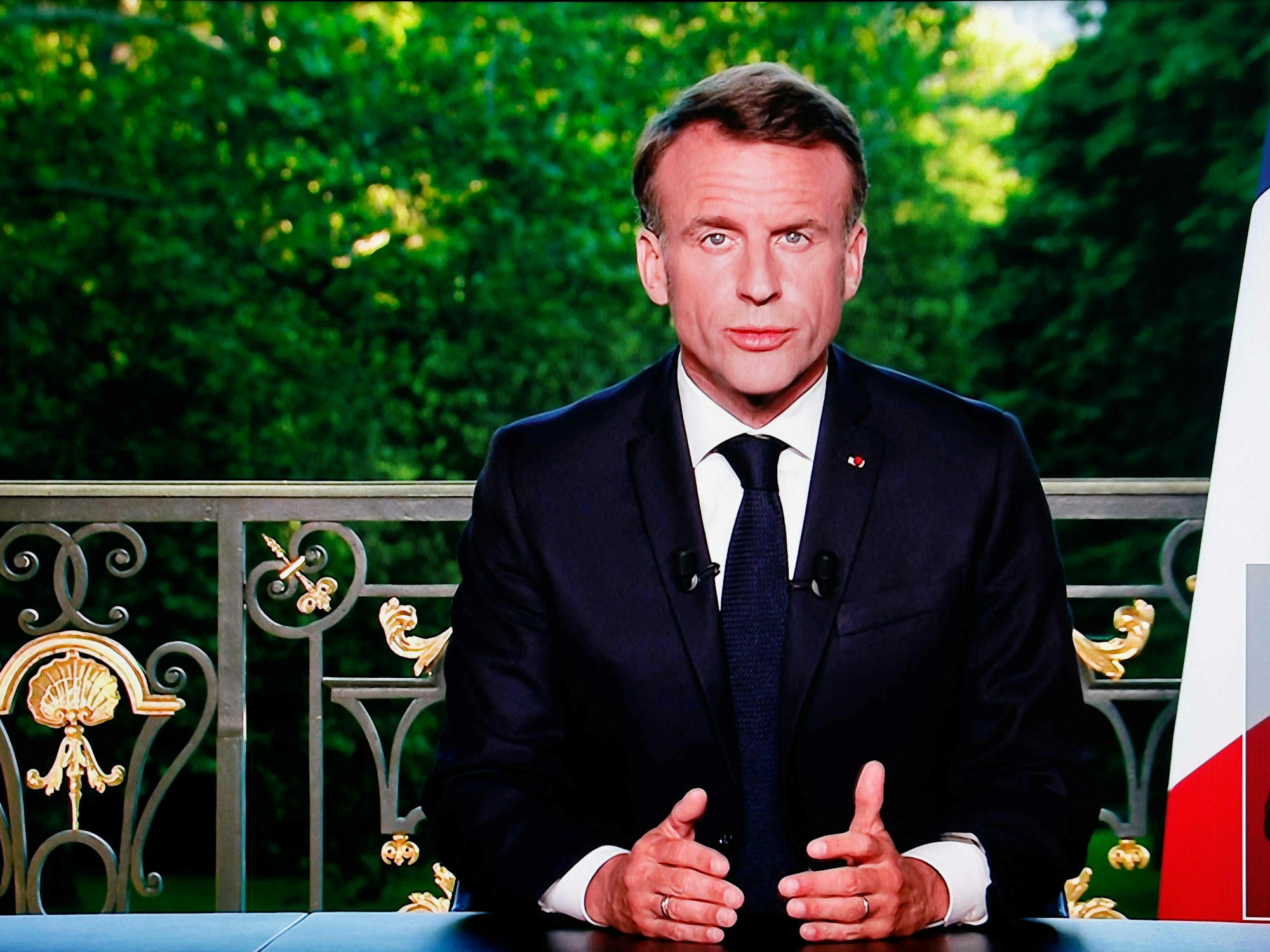 Diese Bildschirmaufnahme zeigt Frankreichs Präsident Emmanuel Macron während einer im Fernsehen übertragenen Ansprache an die Nation, in der er ankündigt, die Nationalversammlung, das Unterhaus des französischen Parlaments, aufzulösen und für den 30. Juni 2024 Neuwahlen anzusetzen.