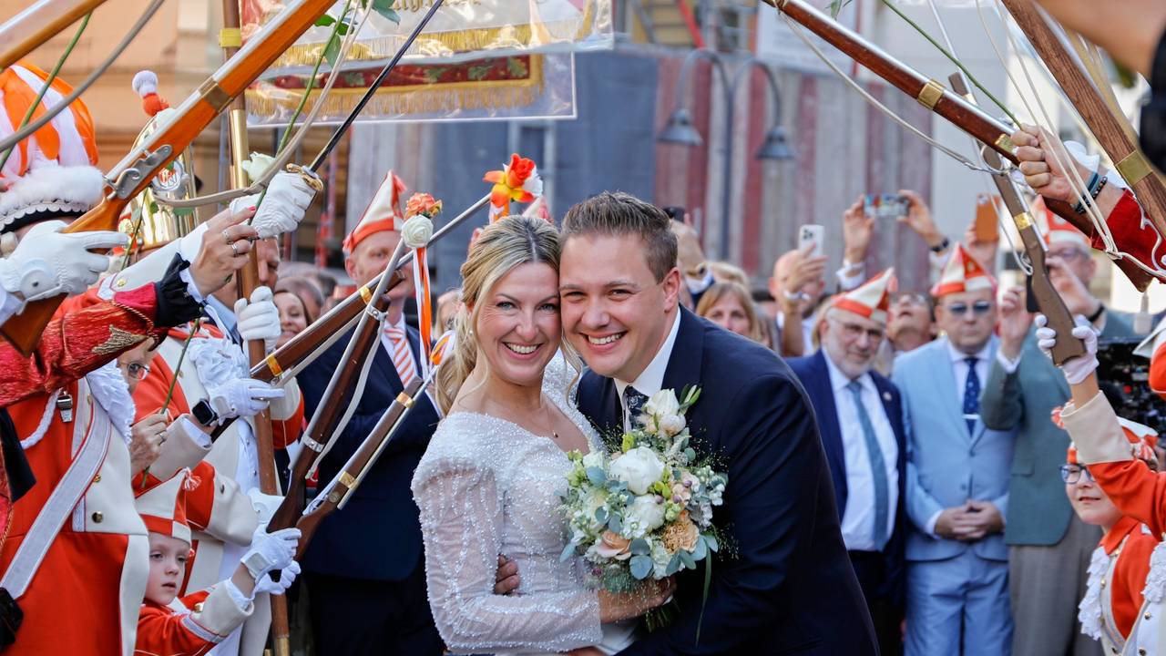 Spalier für Michael Gerhold und Tanja Wolters.