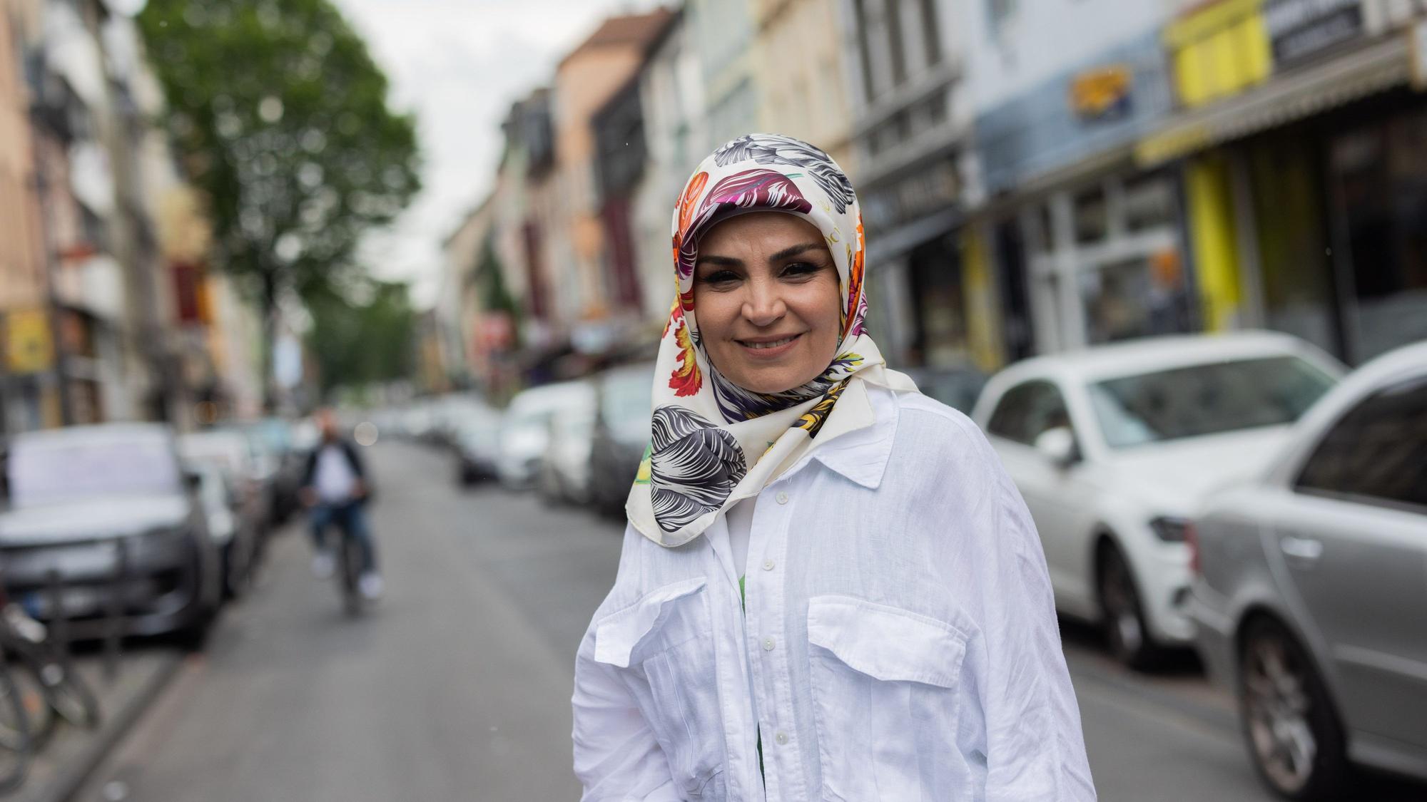Meral Sahin, Vorsitzende der IG Keupstraße, steht in der Keupstraße.