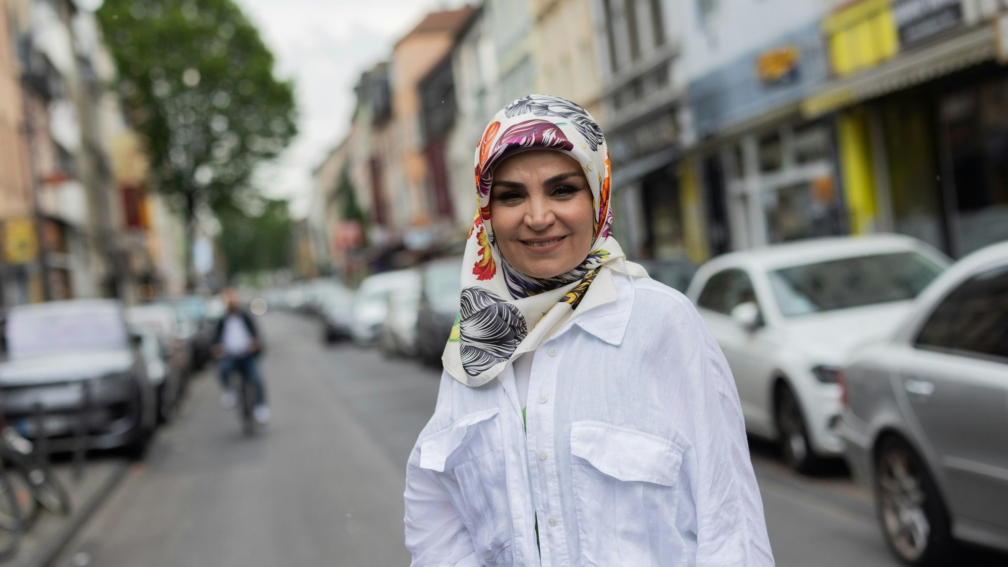 Meral Sahin, Vorsitzende der IG Keupstraße, steht in der Keupstraße.