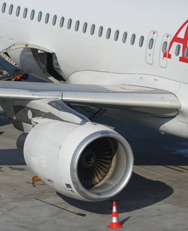 Ein Passagierflugzeug der Austrian Airlines steht an einem Terminal des Flughafens Hamburg Airport, hier im März 2022.