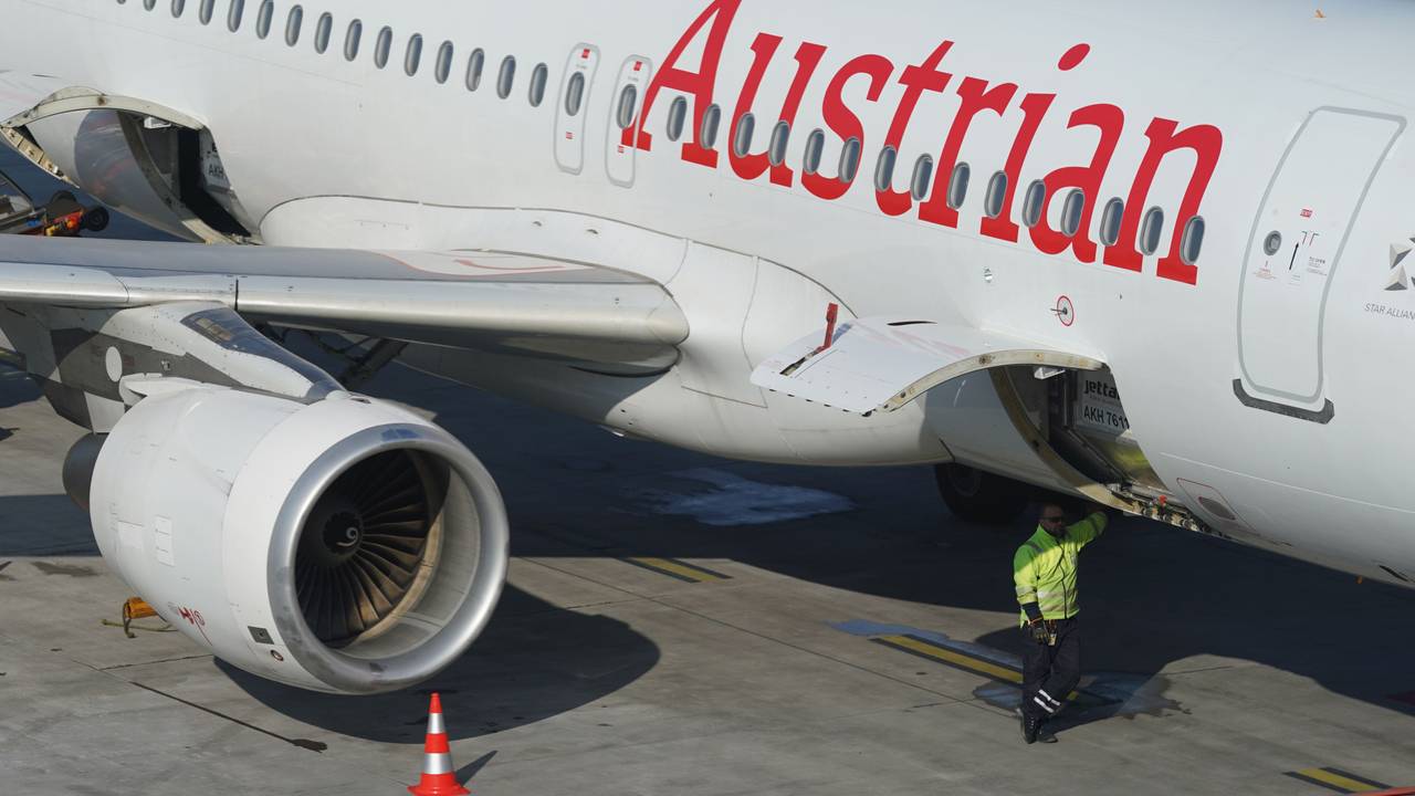 Ein Passagierflugzeug der Austrian Airlines steht an einem Terminal des Flughafens Hamburg Airport, hier im März 2022.
