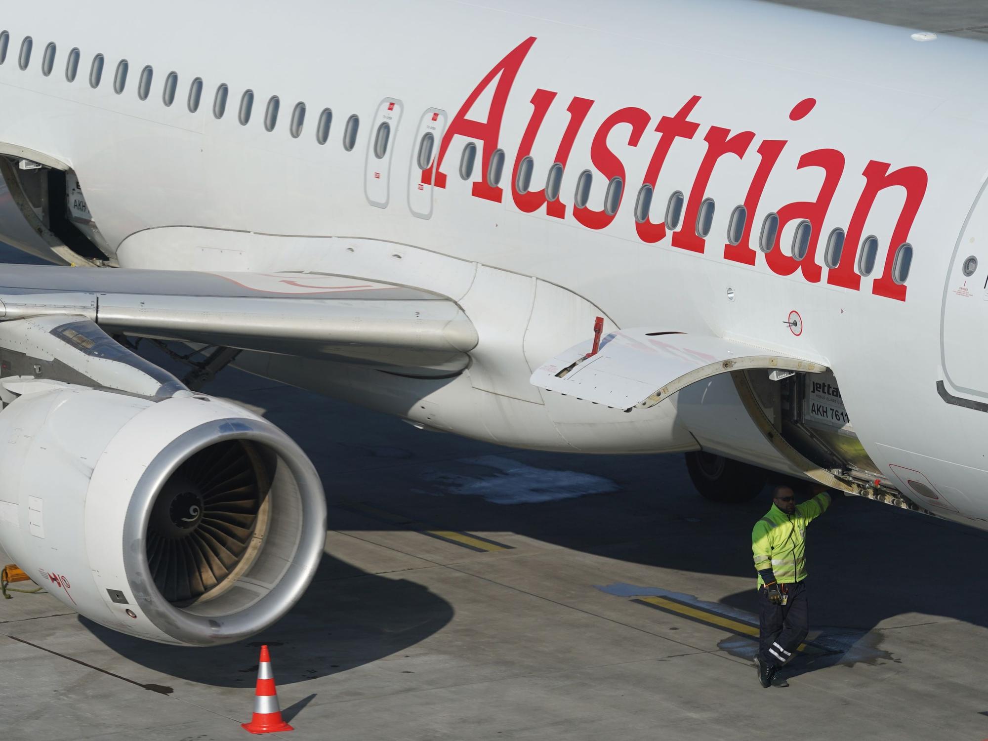 Ein Passagierflugzeug der Austrian Airlines steht an einem Terminal des Flughafens Hamburg Airport, hier im März 2022.