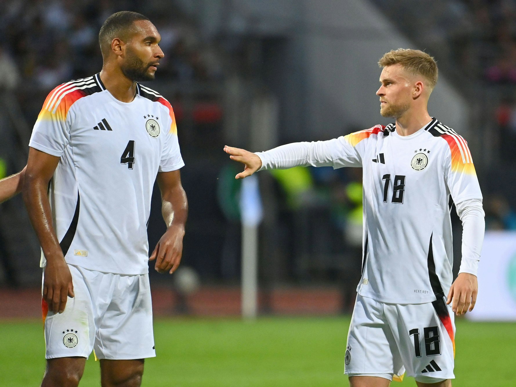 Jonathan Tah (links) mit seinem DFB-Teamkollegen Maximilian Mittelstädt während des Länderspiels gegen die Ukraine am 3. Juni 2024.