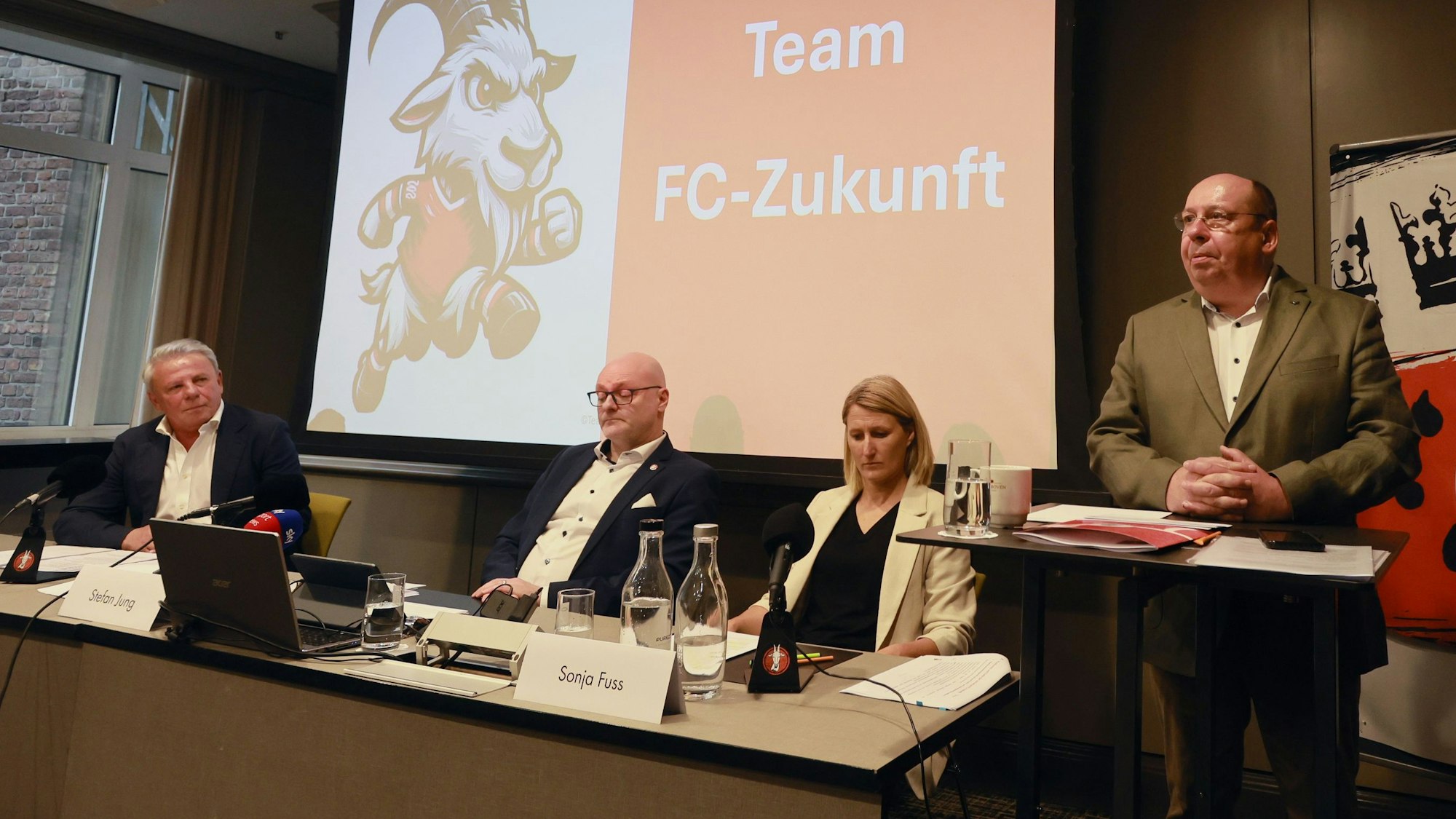 Das Team „FC-Zukunft“ um Dieter Prestin gibt eine Pressekonferenz. Das Team stellt sich vor und präsentiert Inhalte, um Richtungsentscheidungen und Weichen für eine erfolgreichere Zukunft des 1. FC Köln einzuschlagen.