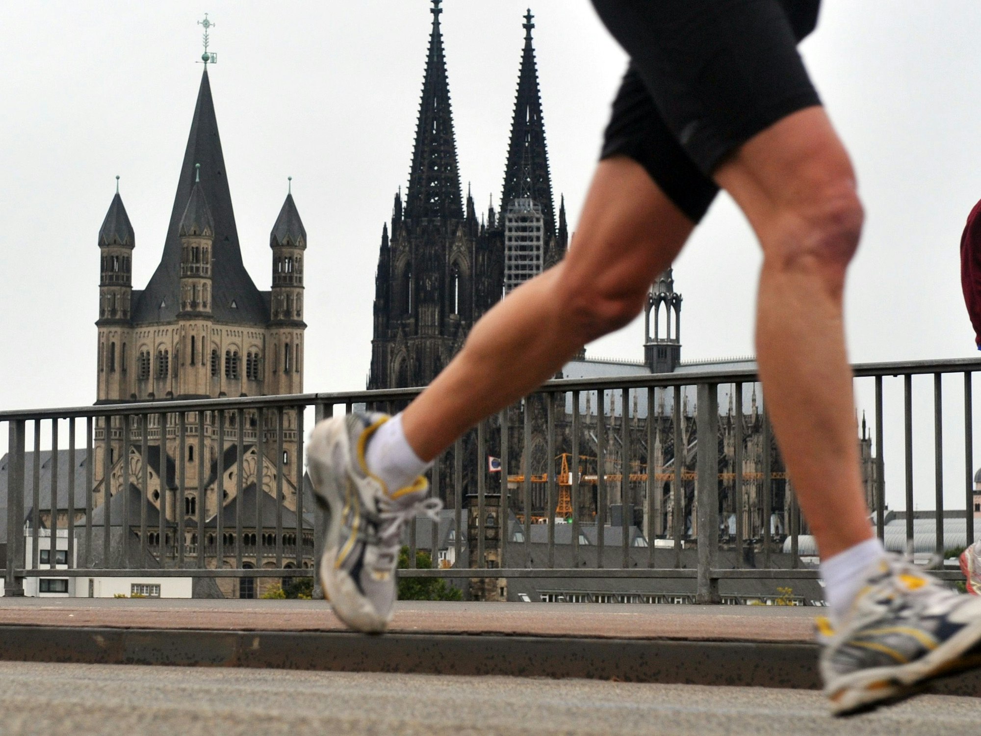 Läuferinnen und Läufer vor dem Kölner Dom beim Halbmarathon.