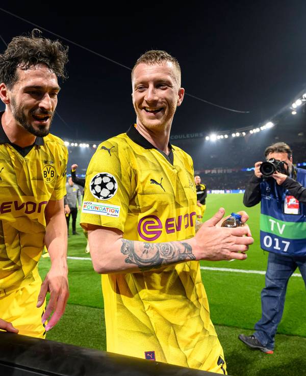 Mats Hummels (links) mit seinem BVB-Teamkollegen Marco Reus nach dem Champions-League-Halbfinalrückspiel bei Paris Saint-Germain.