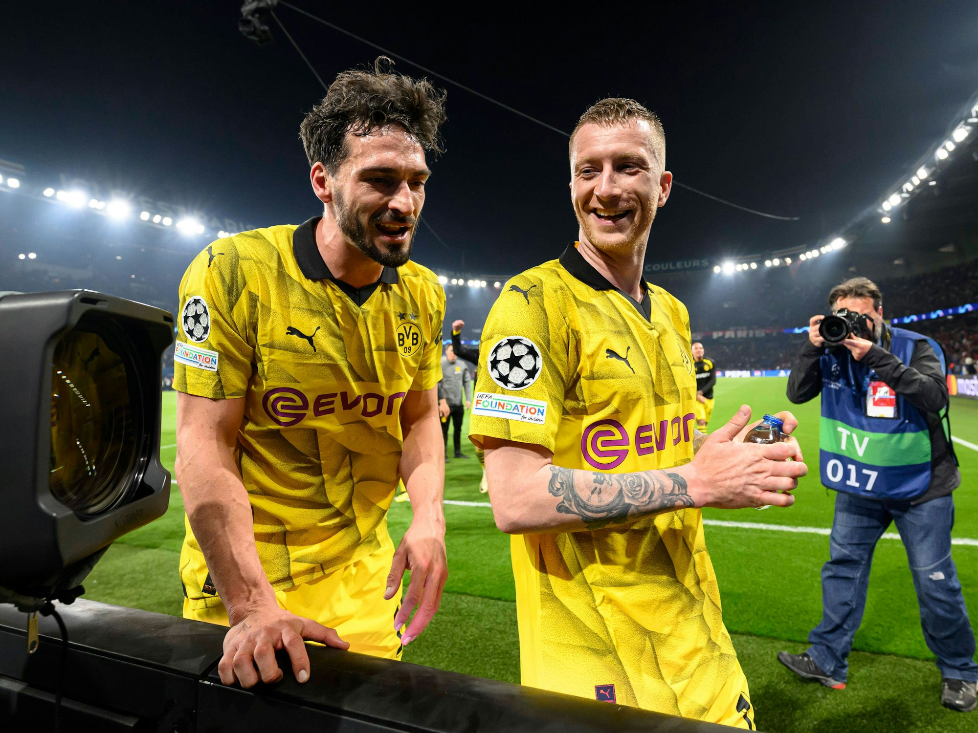 Mats Hummels (links) mit seinem BVB-Teamkollegen Marco Reus nach dem Champions-League-Halbfinalrückspiel bei Paris Saint-Germain.