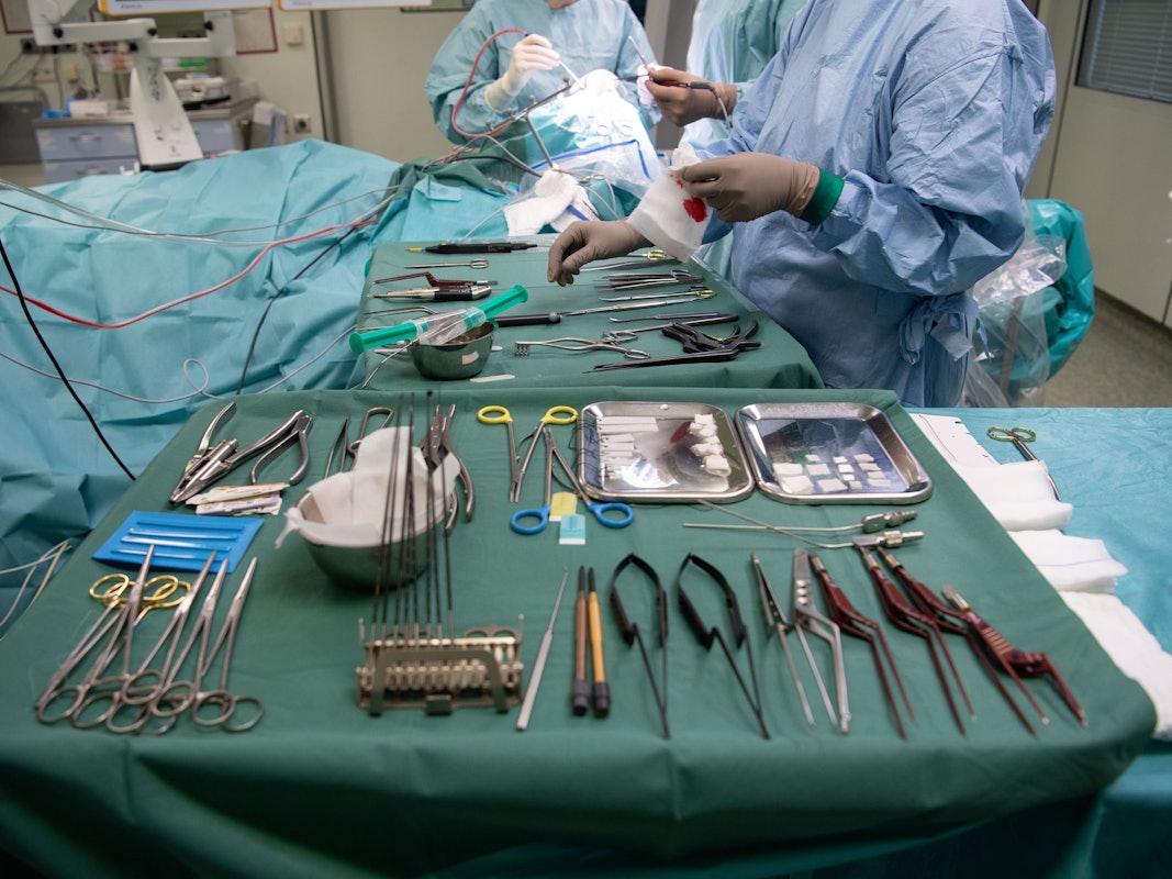 Operationsbesteck liegt für eine OP bereit.